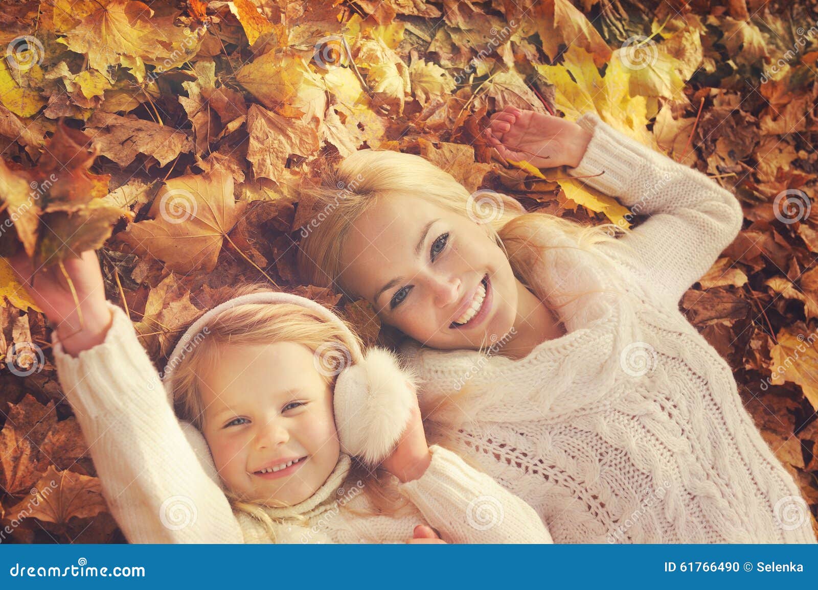 Блондинки мамы видео. Осенняя фотосессия мама с дочкой. Осенняя фотосессия мама и дочь в лесу в свитерах. Фотосессия мама и дочка белые водолазки осень. Счастливая мама осенью.