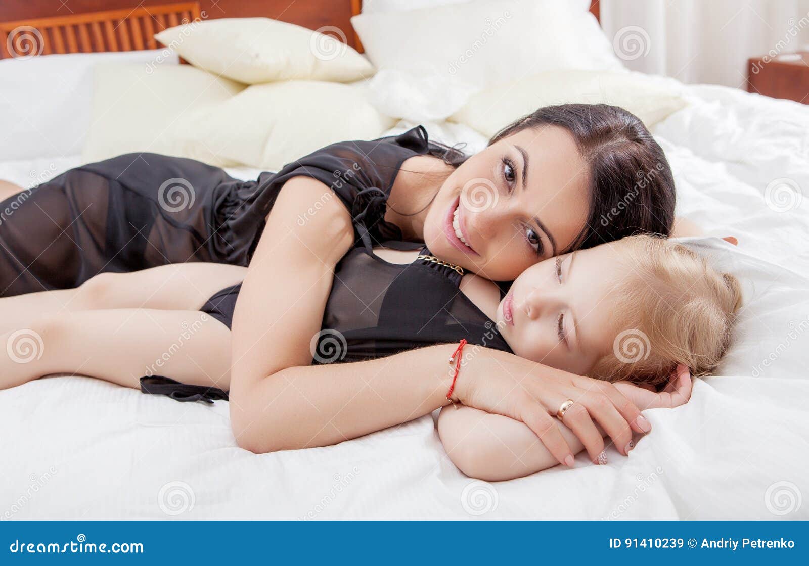 Сестра пришла к брату в спальню. Японские Дочки в постели.. Мама обнимает дочь в кровати. Мать обнимает ребенка на кровати. Мама и дочка в кровати в белье.