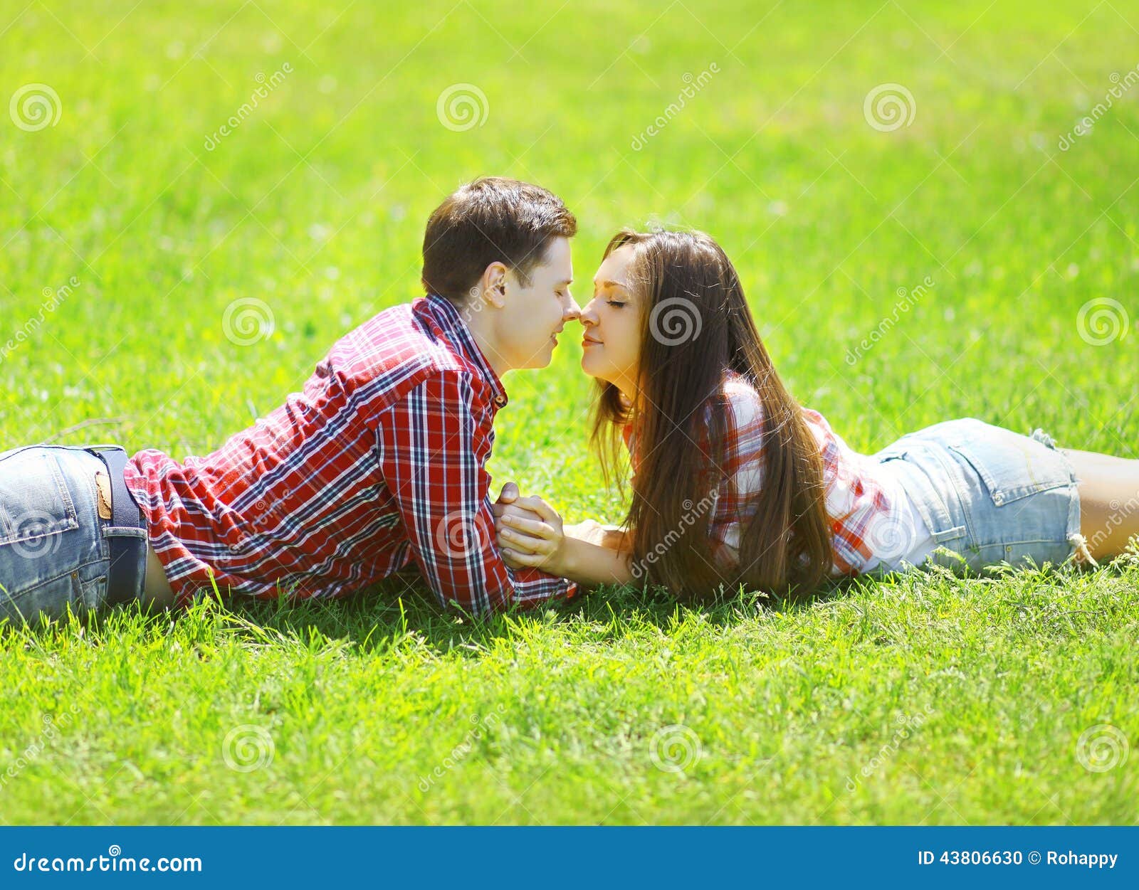 Feeling cute. Влюбленные на траве. Пара сидит на траве. Пара влюбленных на траве. Пара в парке на траве.