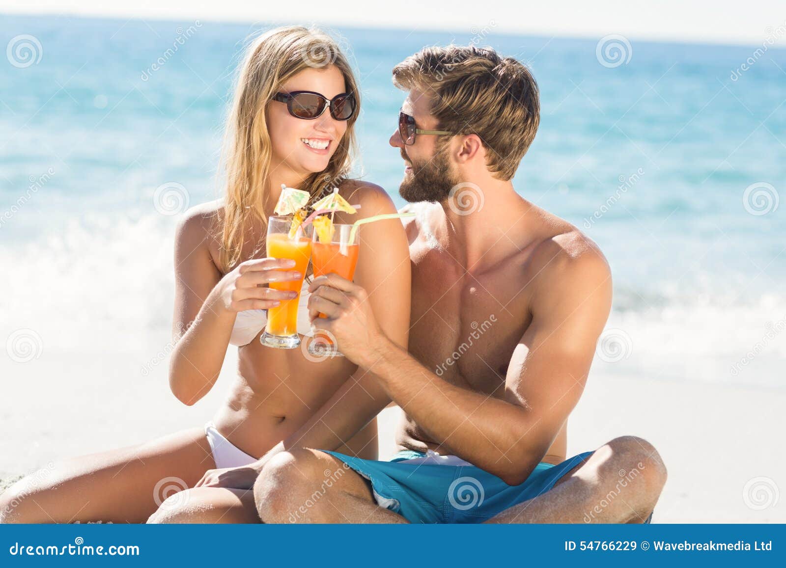 Девушка хочет отдохнуть. Парень с коктейлем. Мужчина на пляже с коктейлем. Мужчина на пляже с кокте. Девушка коктейль парень.