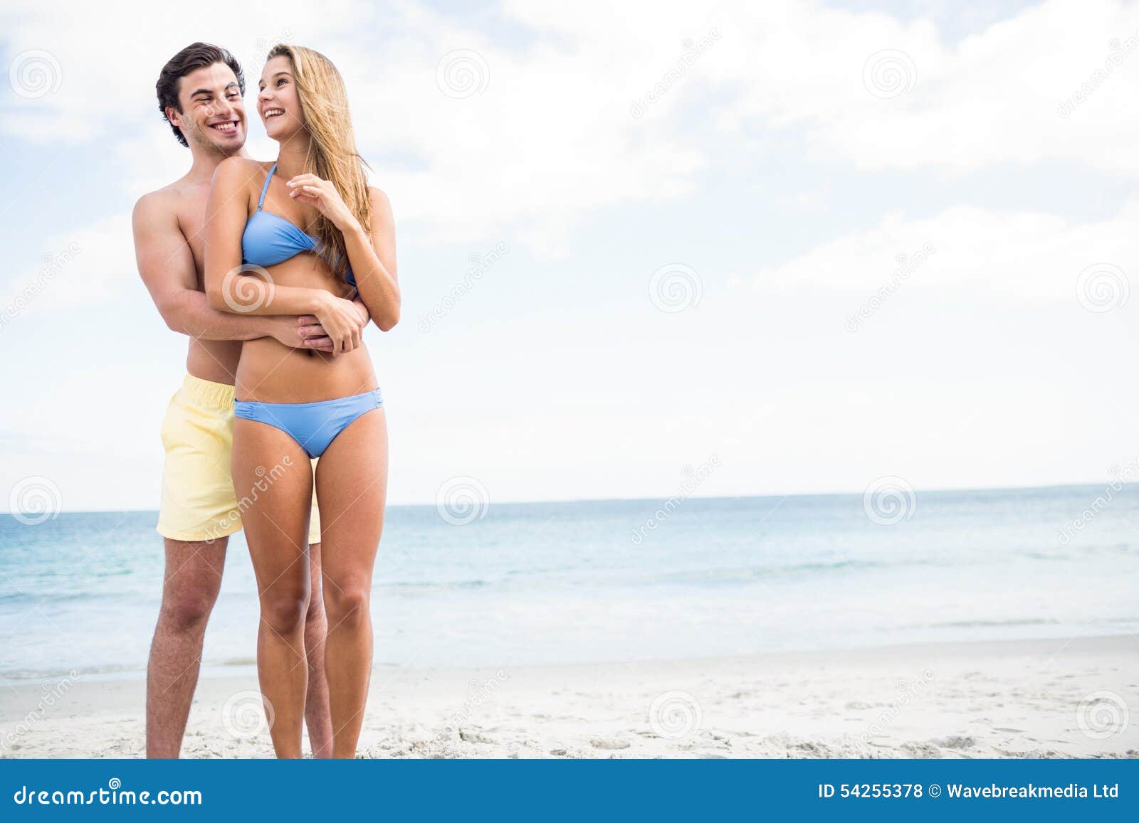 Пока муж на пляже. Купальник для пары. Пара в купальниках на пляже. Мужчина и женщина в купальниках. Девушка в купальнике с парнем.