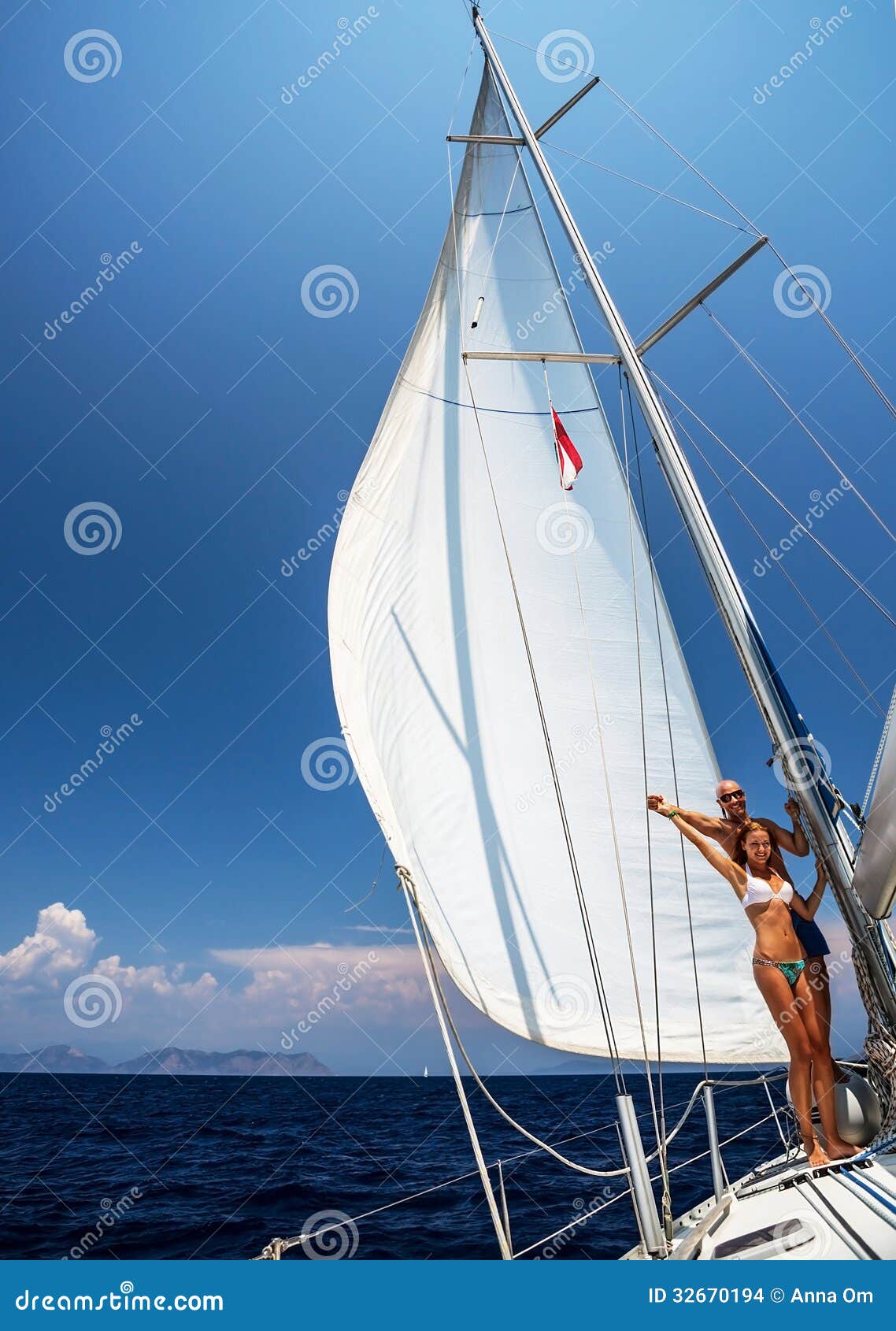 Young sail. Девушка под парусом. Человек на яхте с парусом. Яхта Парус девушка. Яхта под парусом.