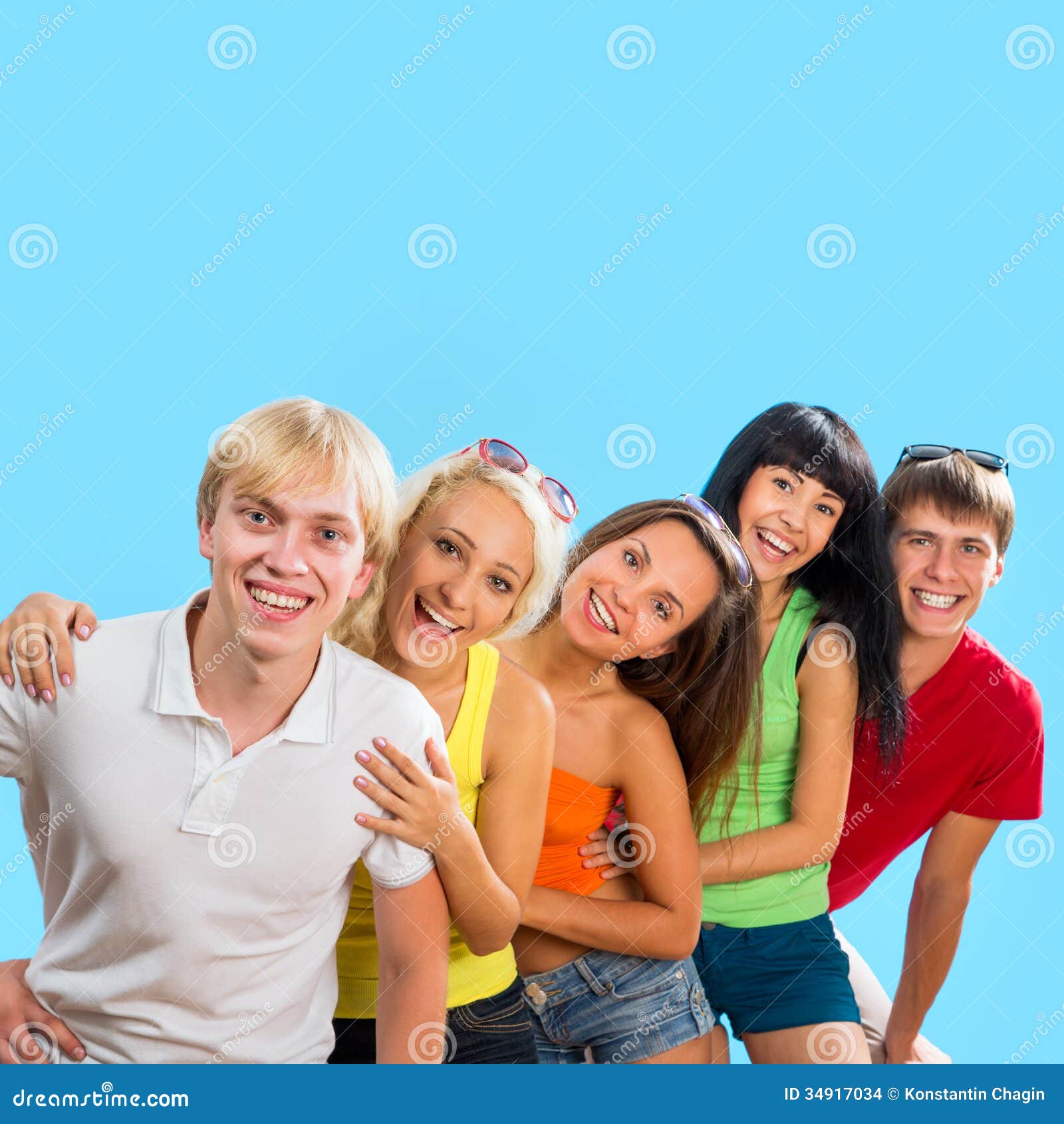 Are teenagers happy. Студенты на голубом фоне. Счастливые подростки голубое. Студент на синем фоне. Счастливые подростки 14 лет на белом фоне.