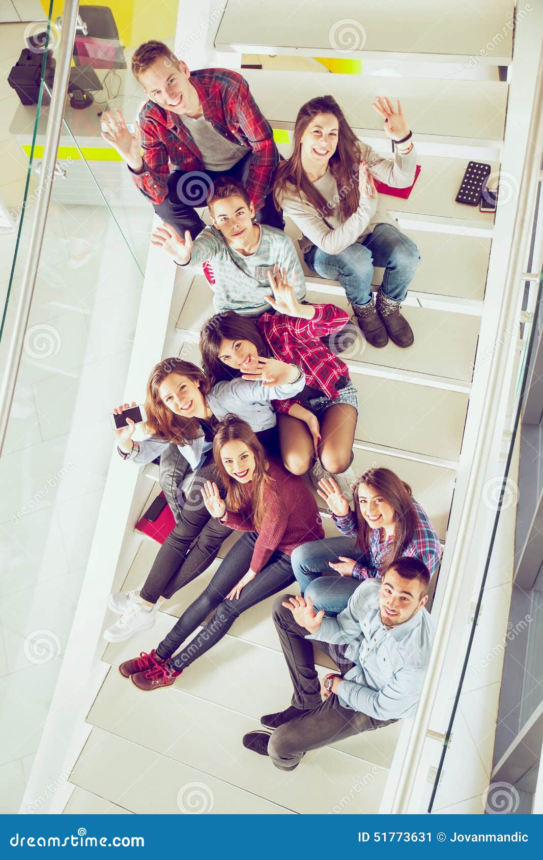 лестница в университете. мальчишки и девчонки собираются на ступеньках школы. студенты в кампусе. дети на лестнице в школе. фотосъемка детей в школе.