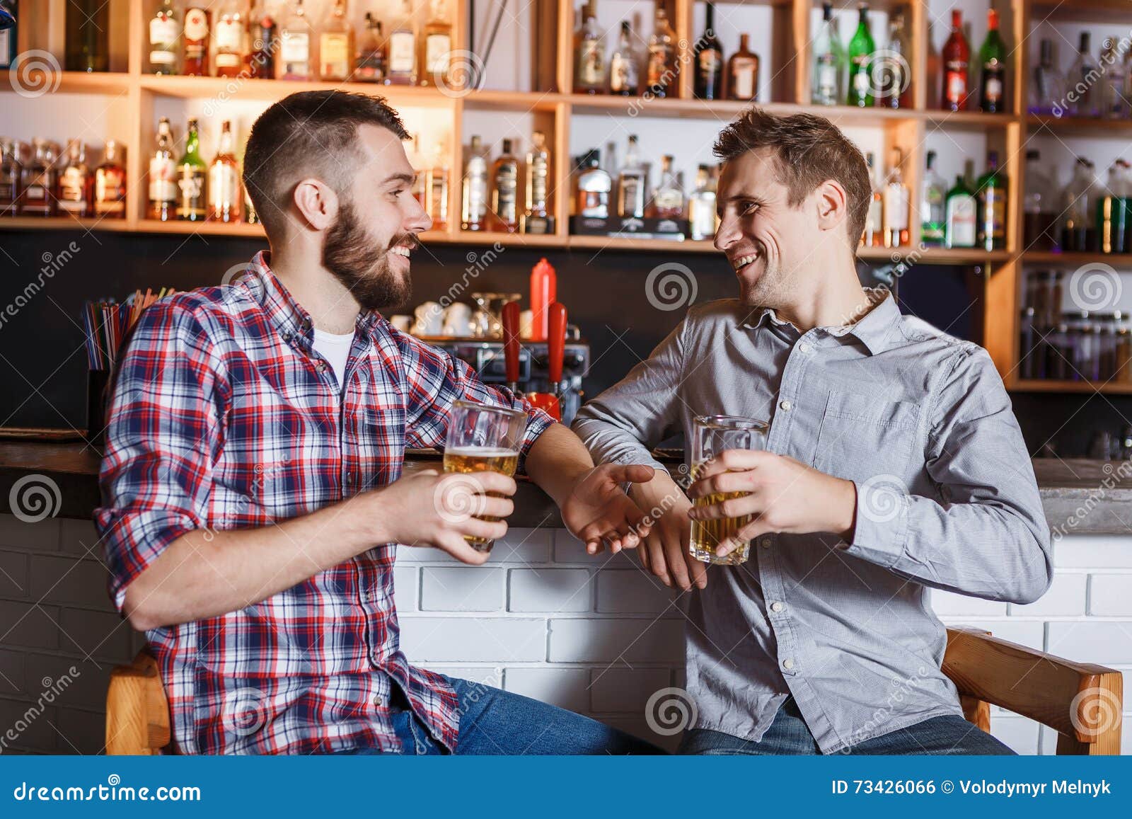 Что пьют в баре. Два мужчины в баре. Два мужика в баре. Мужчина пьет пиво в баре. 2 Парня в баре.