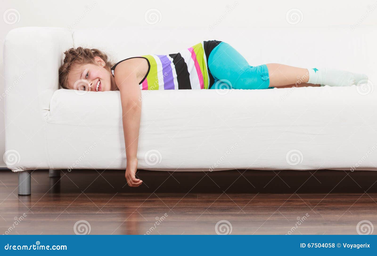Читать лежа вредно лежа на горячем песке. Девочка лежит на диване. Ребенок лежит на диване. Девочка лежиттна диване. Диван для детей.