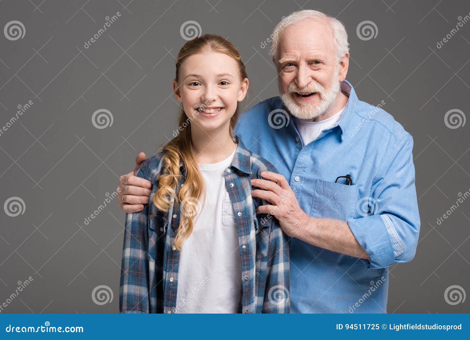 Дедушка с внучкой взрослой