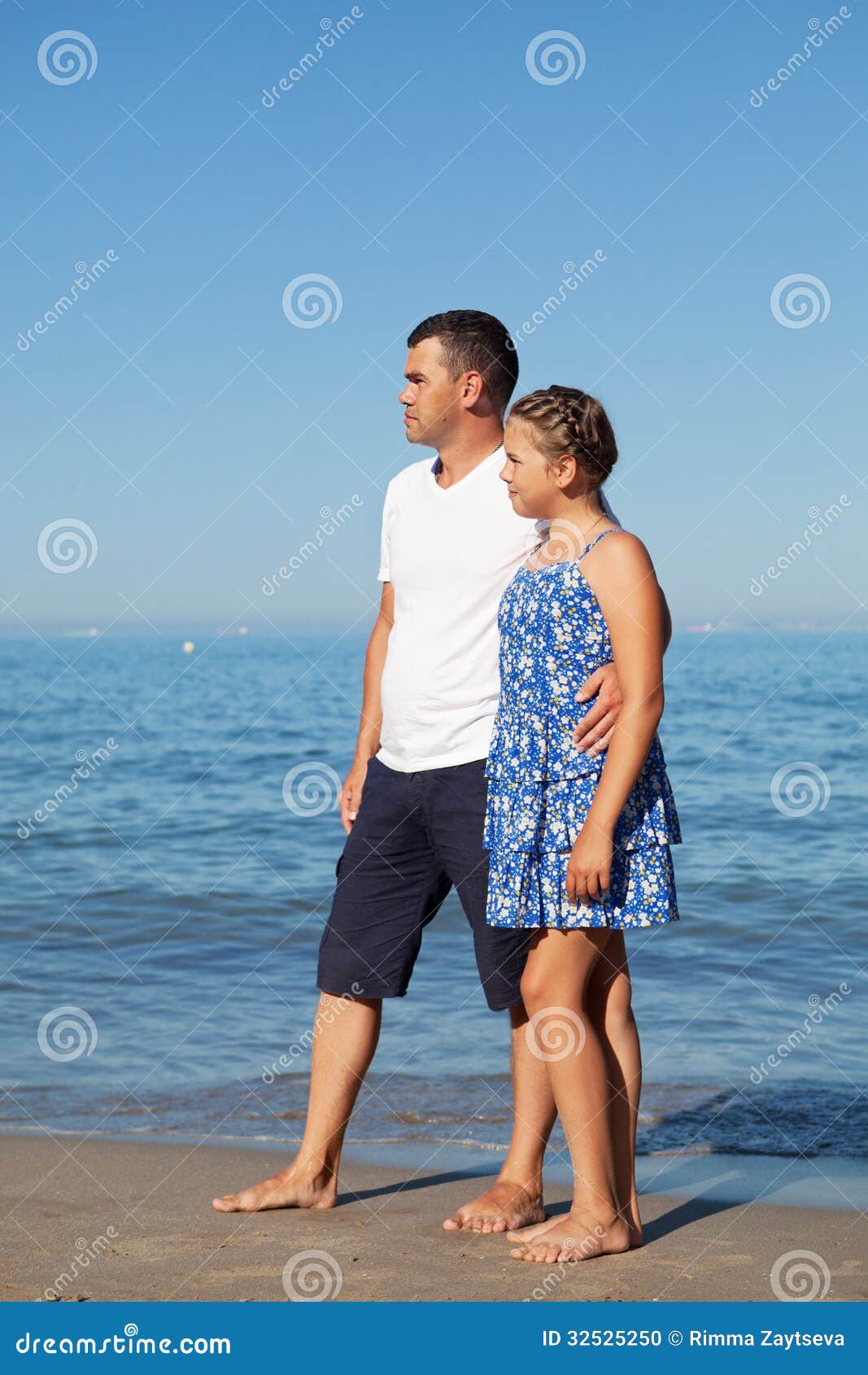 Дочка папа на пляже. Девочка с папой на пляже. Фотосессия папа и дочка на море. Подросток и папа на пляже. Пара с рдочкой на пляже.