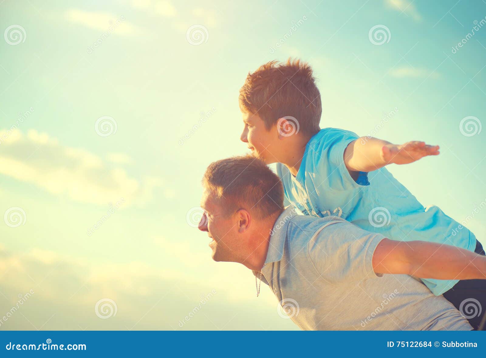 Ясный день отец и сын. Отец и сынок. Отец и сын веселятся. Папа и сын любовь. Папа и сын картинки.