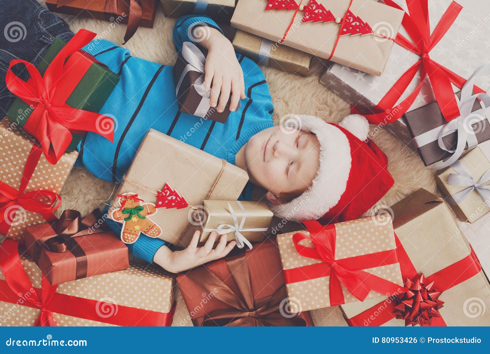 человек завален подарками. Kinds of presents. купить киндер ночник сюрприз. обложка презент открытка. Kinds of presents.