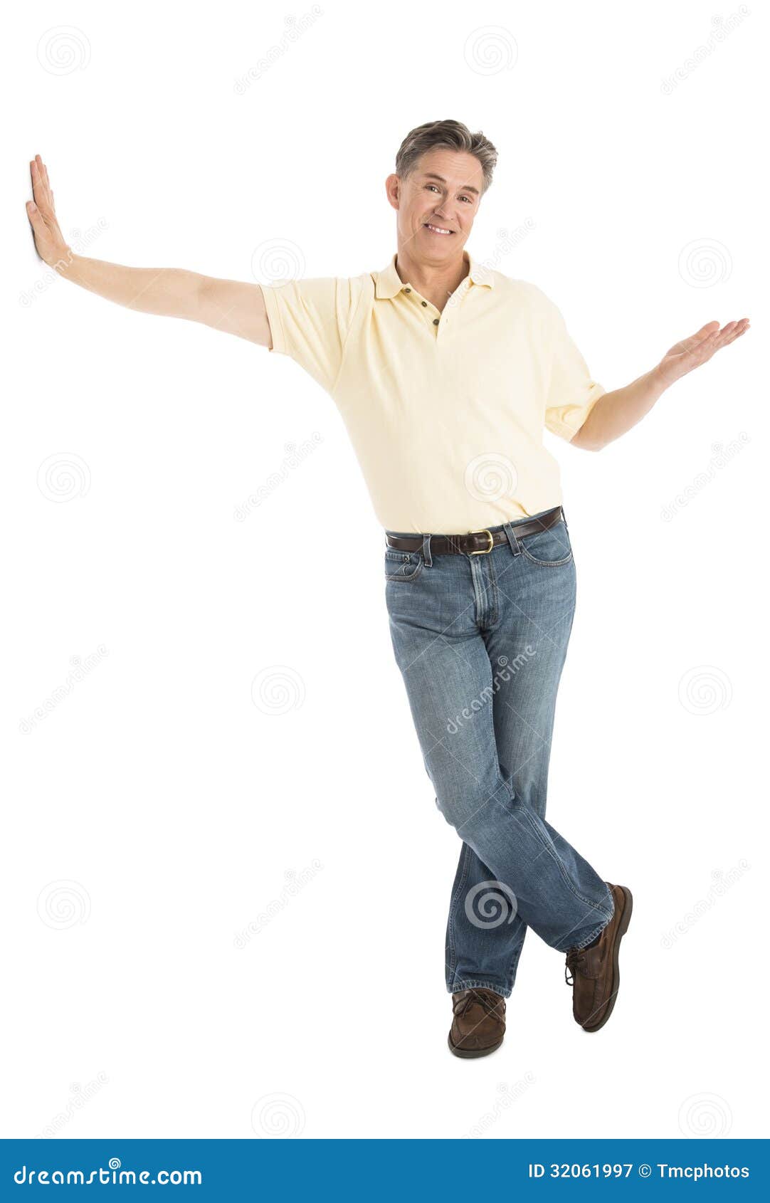 Мужчина опирается. Человек облокотился на стену. Опирается на то что в. Человек облокотился на стол. Парень наклонился.