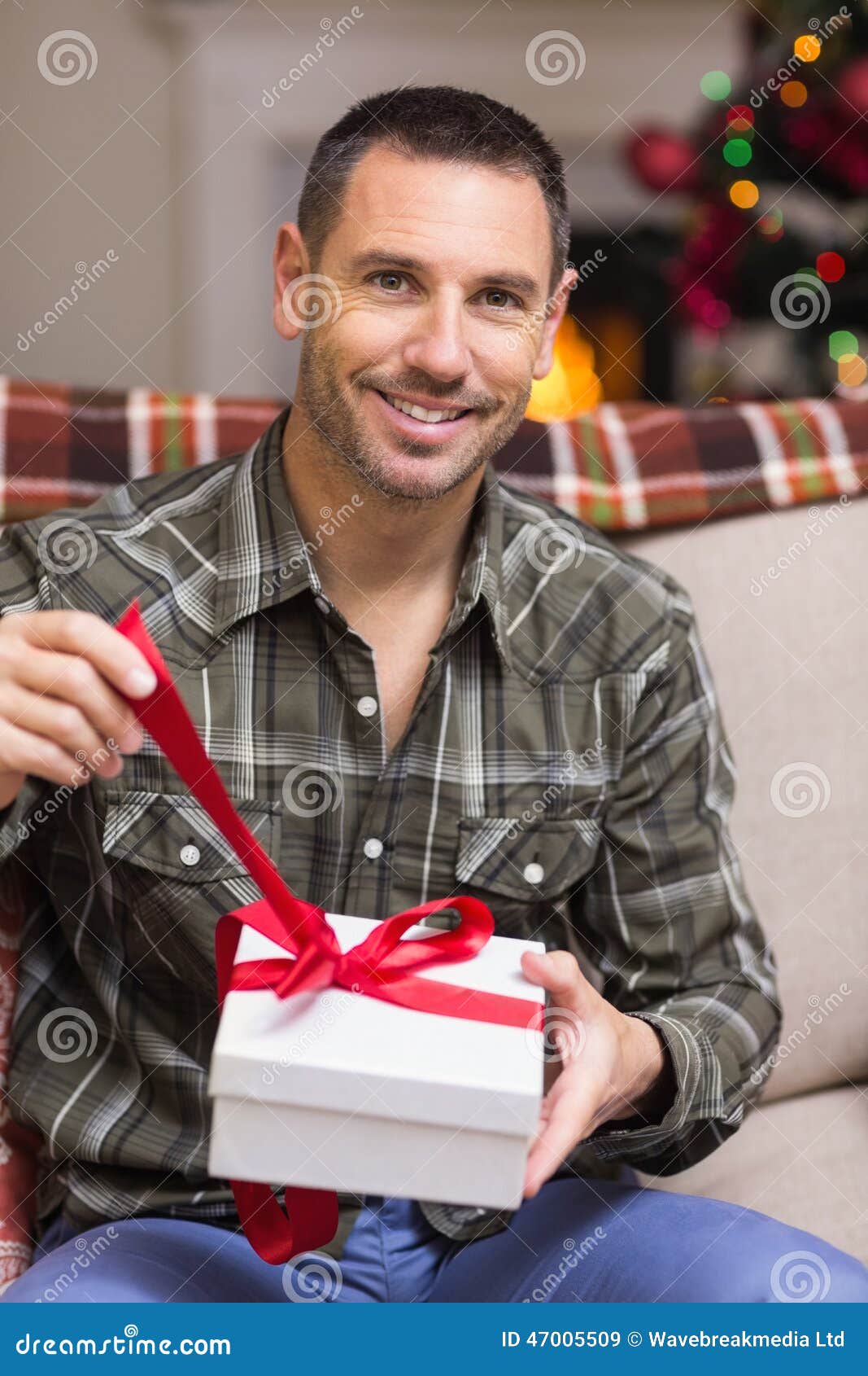 распаковка подарков. человек открывает подарок. девушка с подарком в руках. распакованный подарок. мужчина открывает подарок.