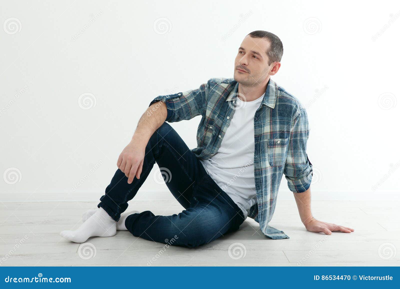 человек сидит на полу. мужик сидит на полу. мужик сидит на полу. парень на полу. мужчина сидит на полу.