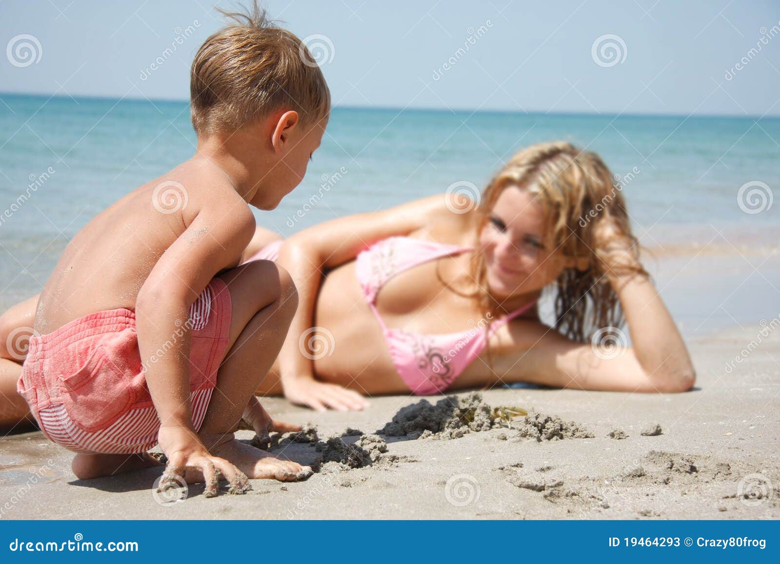Мамы на нудиском пляже. Мамы с сыновьями на нудистких пляжах. Дочка подросток на пляже. Маленькие нудисточки с родителями. Мальчик с мамашей на пляже.