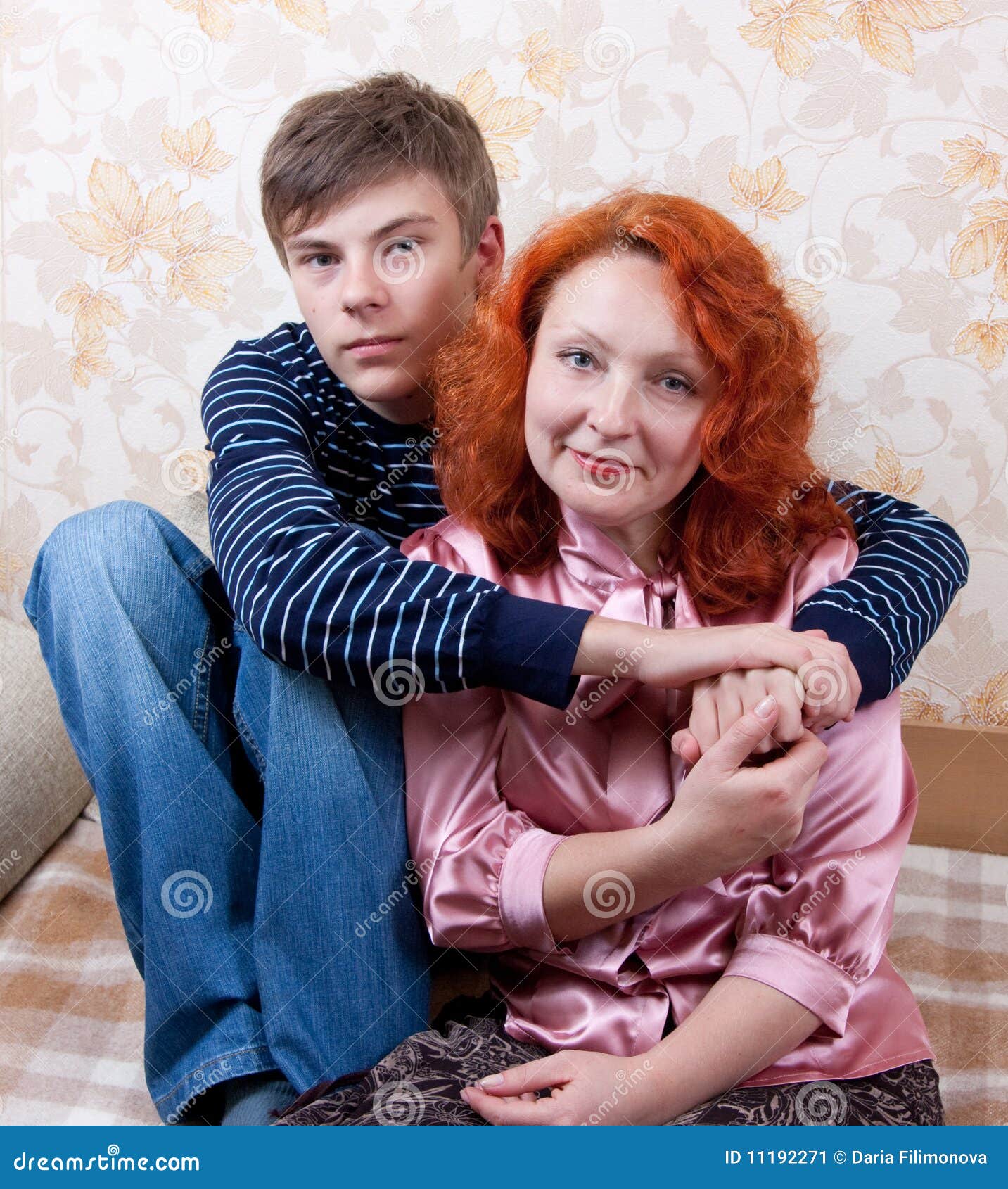 Русская мама и ее сынок. Рыжая с сыном. Фотосессия мать и сын. Странные мама с сыном.