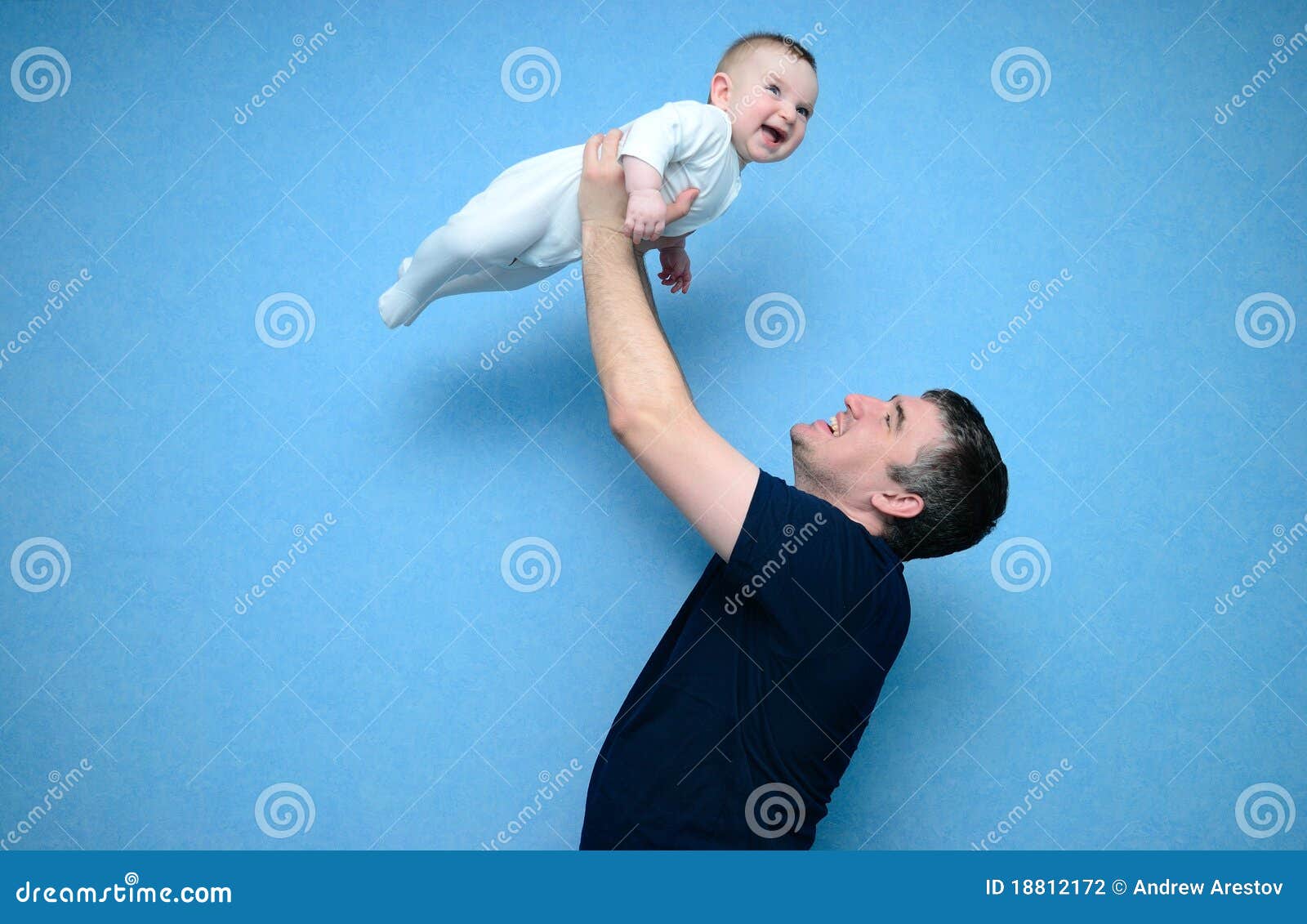 Мужчина держит ребенка