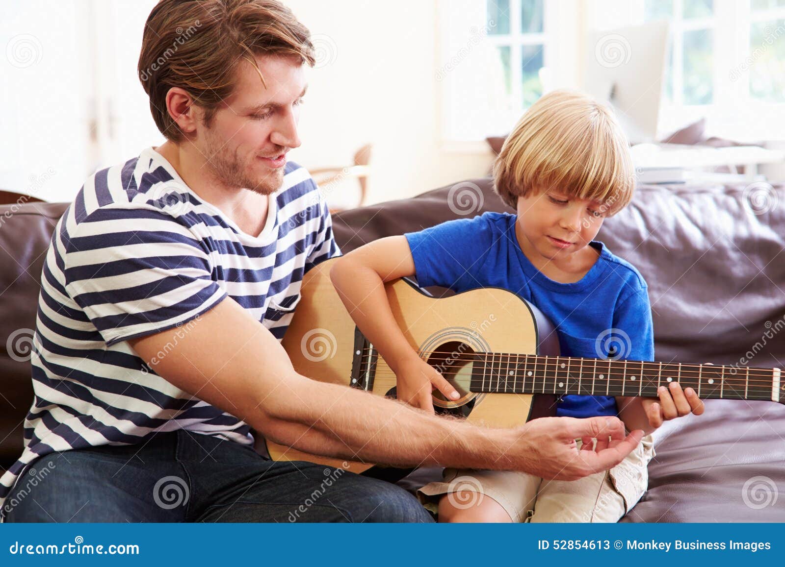 Отец и сын музыка. Ребенок с папой с гитарой. Отец с гитарой. Папа играет на гитаре. Папа с гитарой в кругу семьи.