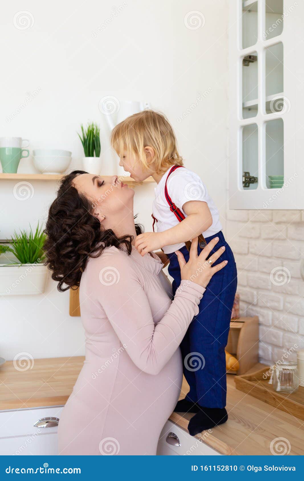 мать целует дочери грудь фото 98