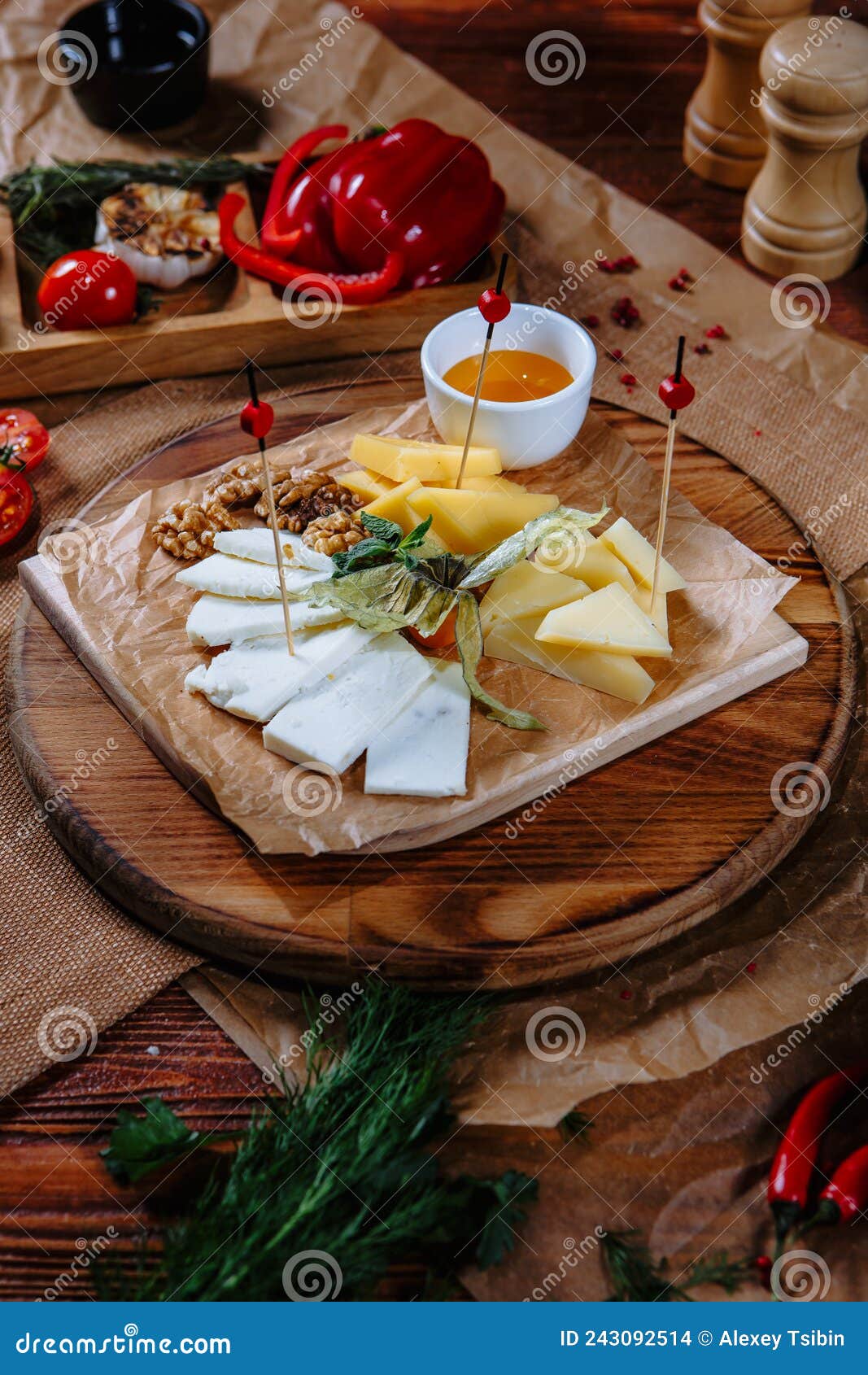 сырная тарелка с орехами и мёдом. вид сверху Стоковое Фото - изображение  насчитывающей украшение, кафе: 243092514