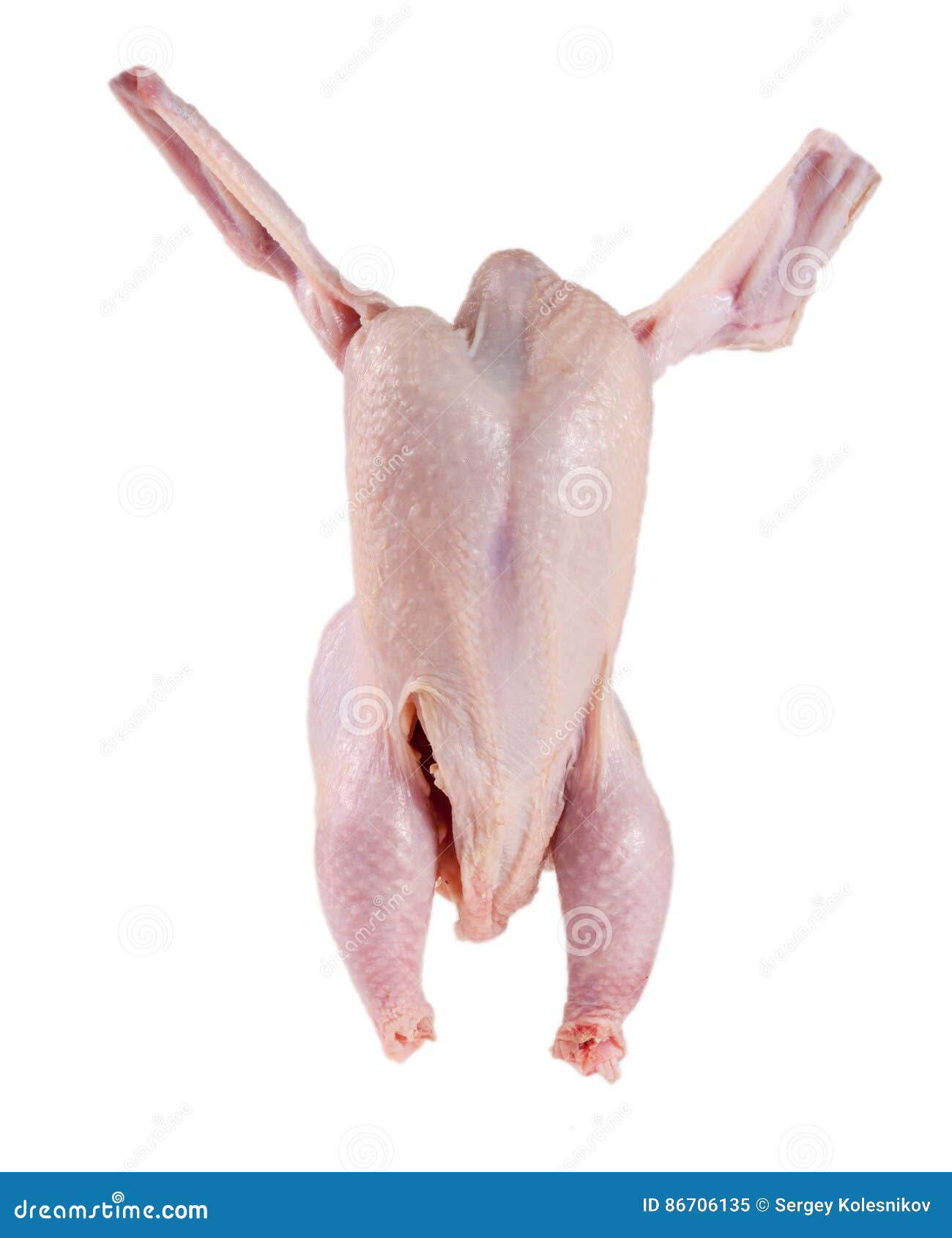 тушка курицы на разделочной доске нож. туша цыпленка. туша цыпленка. части тушек цыплят бройлеров. упаковка замороженного куриного туши.