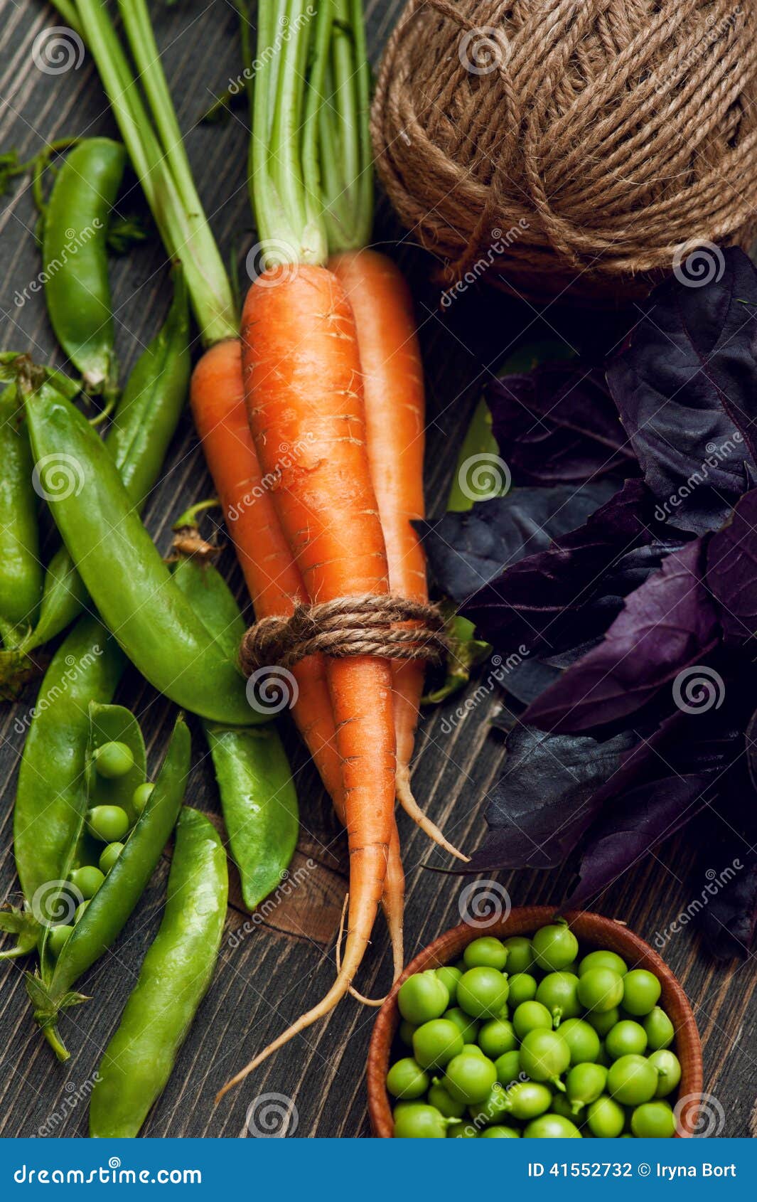 Морковь с ботвой. Морковь петрушка. Морковь узбекистан. Морковник зелень. Растрескивание корнеплод моркови.