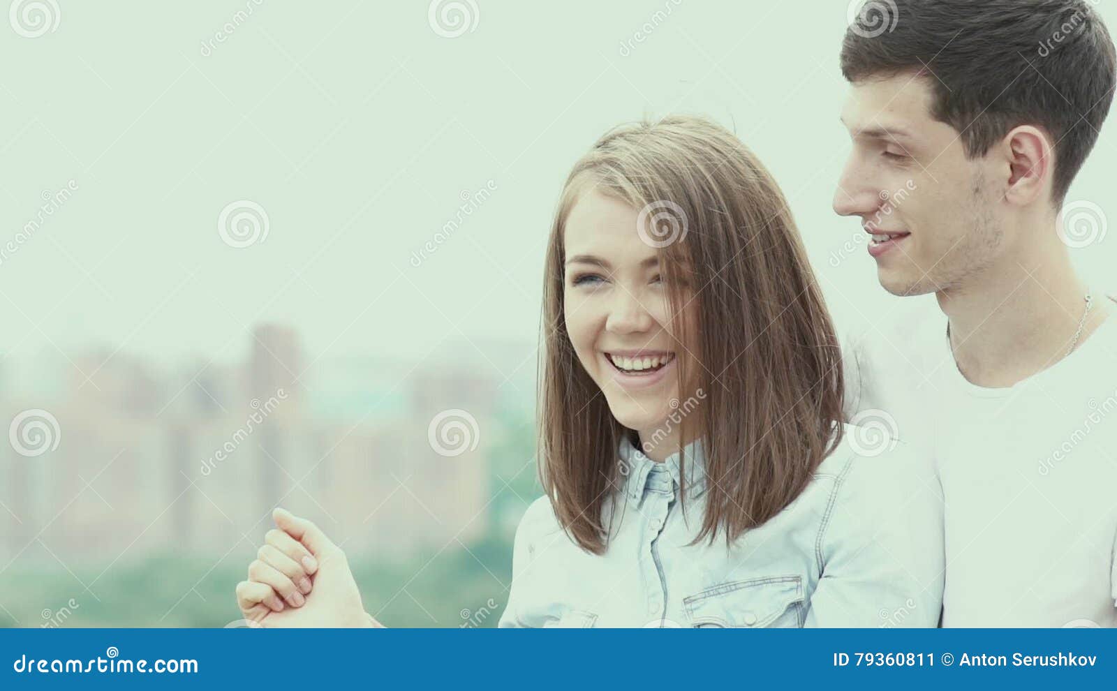 мужчина встречает женщину. парень дарит подарок. женщина перед мужчиной. подарил жене любовников видео. анекдот про шубу и мужа.