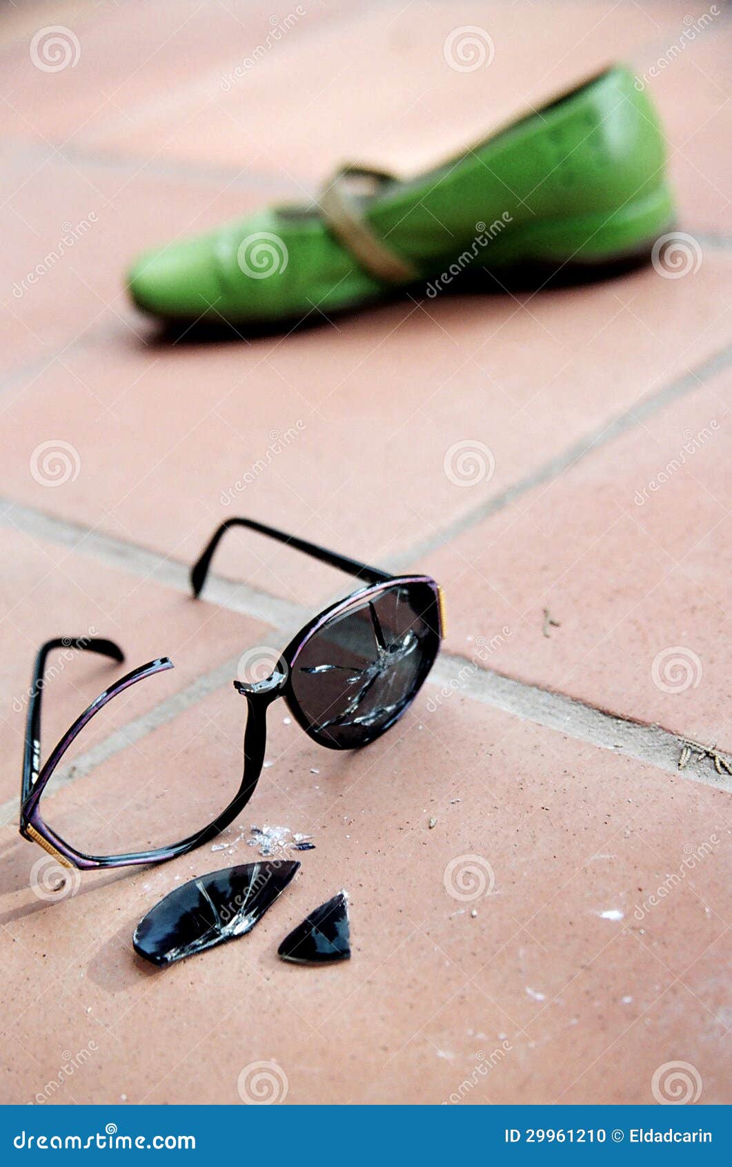 Разбили очко. Сломанные очки. Сломанные солнцезащитные очки. Разбитые солнечные очки. Треснувшие очки.