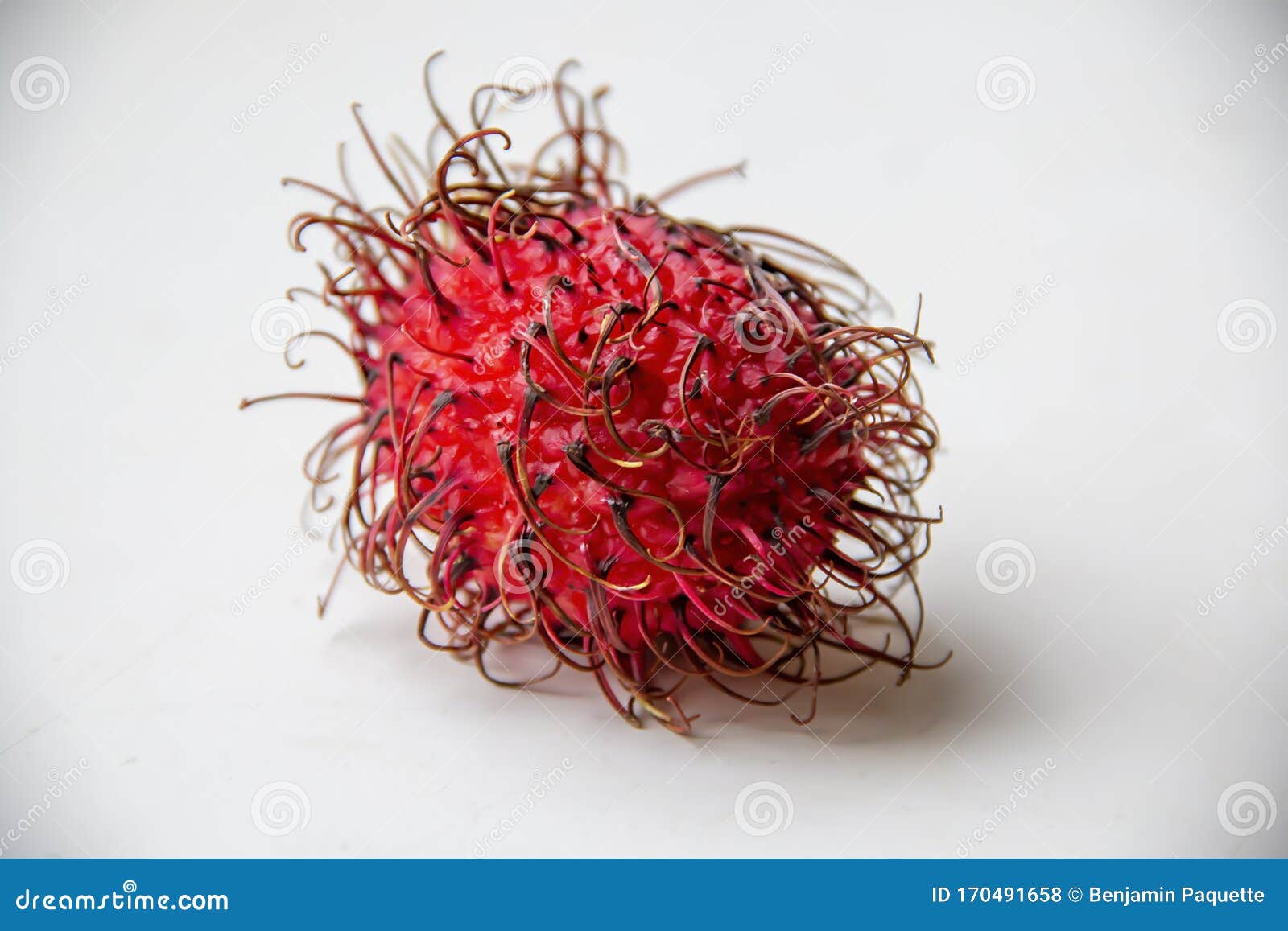 С шипами рамбутана тропический фрукт красный Стоковое Фото - изображение  насчитывающей волосато, рынок: 170491658