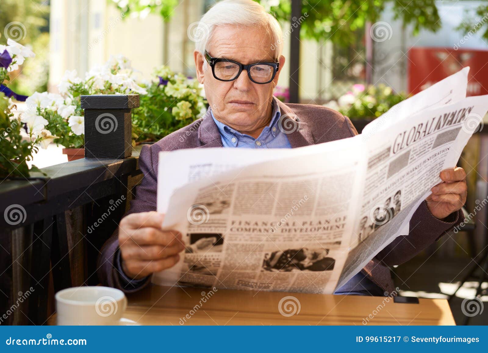 Newspaper man. Мужчина читает газету в очках. Пожилой человек читает газету. Люди в кафе с газетами. Мужчина с газетой в кафе.