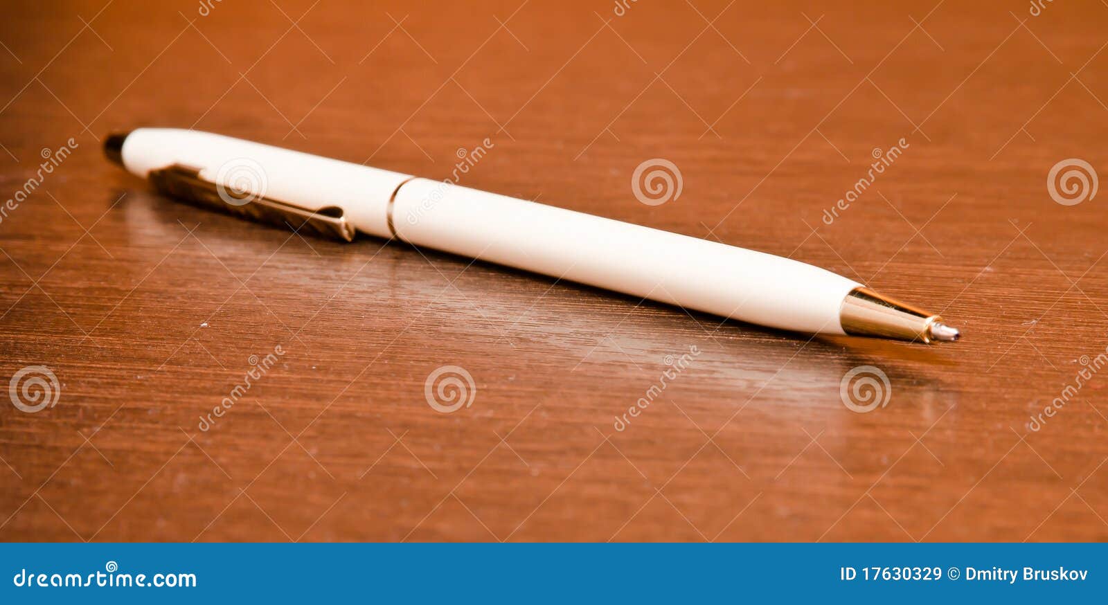 There pens on the table. Ручка белая на столе. Ручки лежат на столе. Ручка на столе. Ручка лежит на столе.