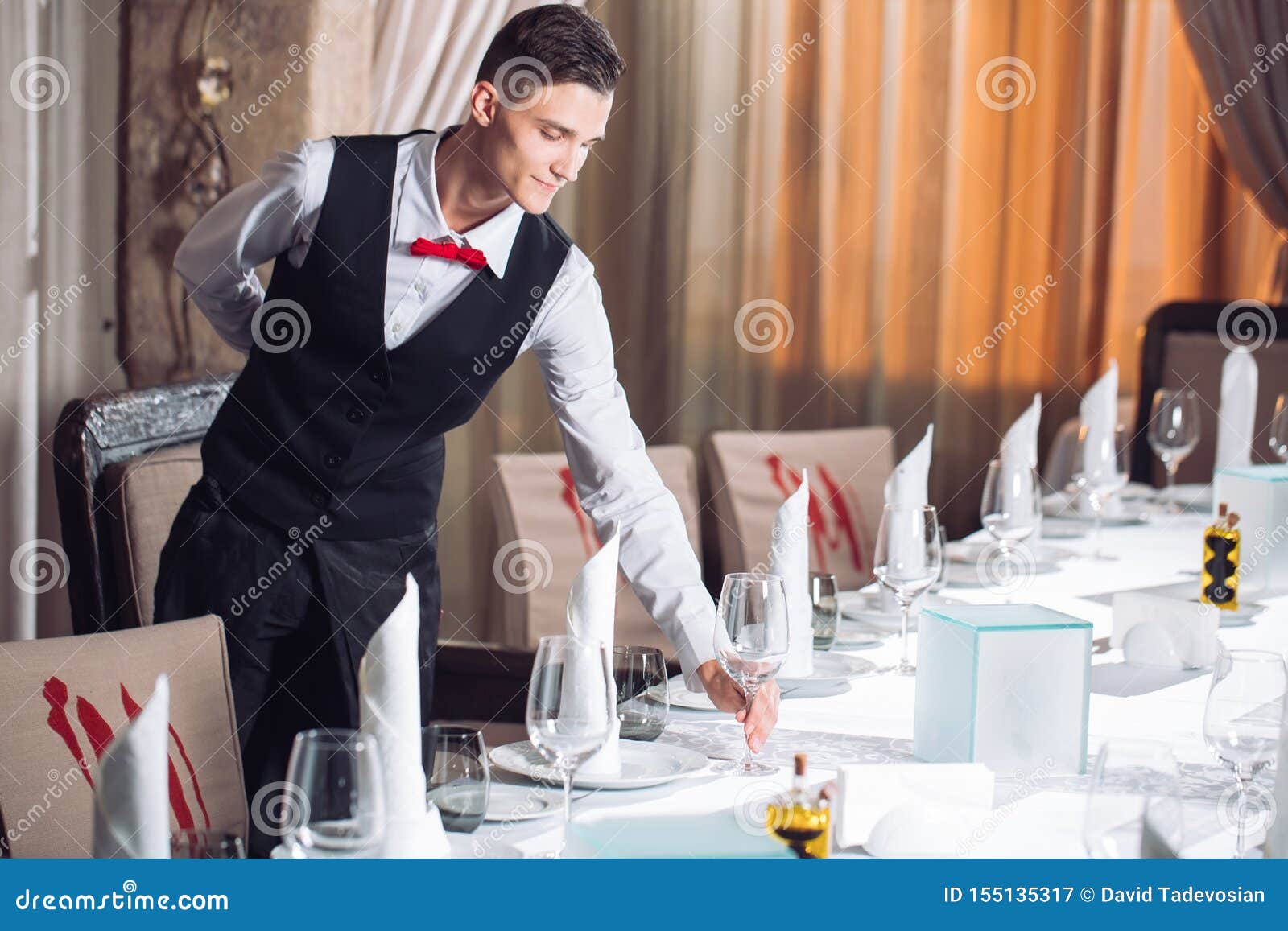 Столик официант. Официант сервировка. Официант накрывает стол. Официант на банкете. Сервировка стола в ресторане для официантов.
