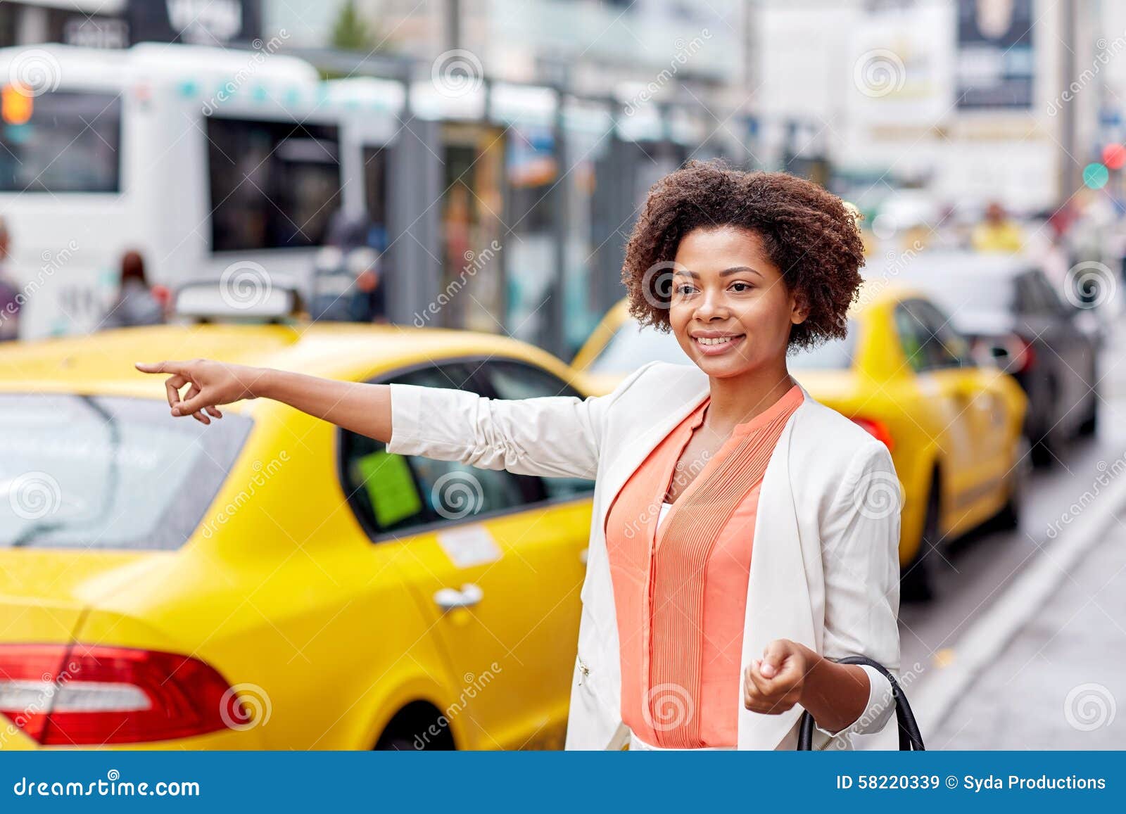 Негритянка такси. Девушка ловит такси. Красивая девушка ловит такси. Catching Taxi. Жест поймать такси.