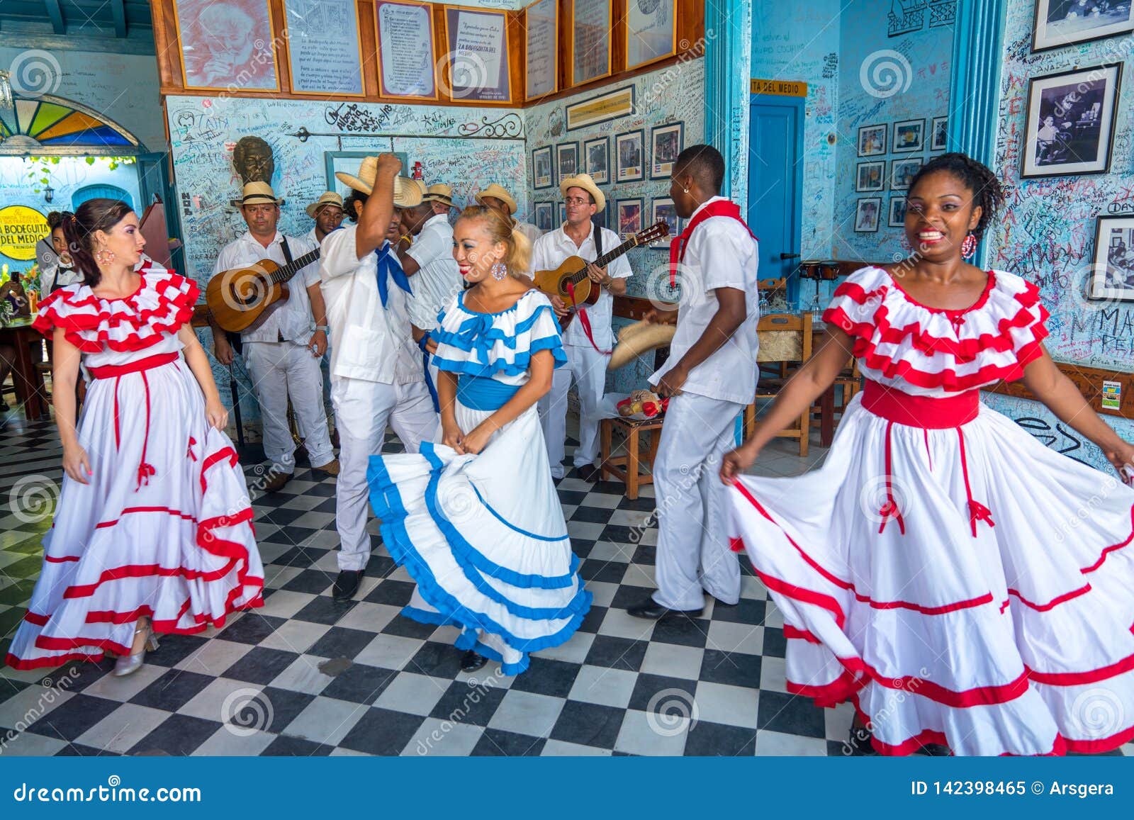 Кубинский народный танец. Национальные кубинские танцы. Кубинская Национальная одежда. Куба культура.