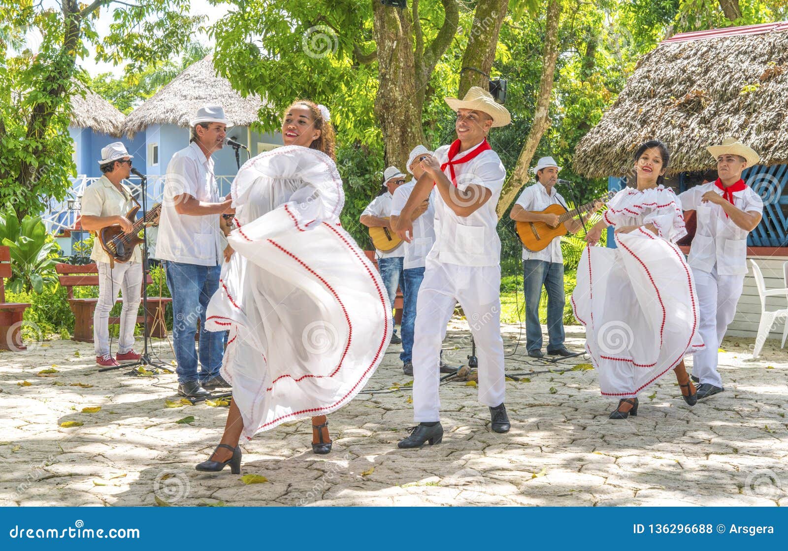 Кубинский народный танец. Национальные кубинские танцы. Куба народный танец. Куба танцы национальные.