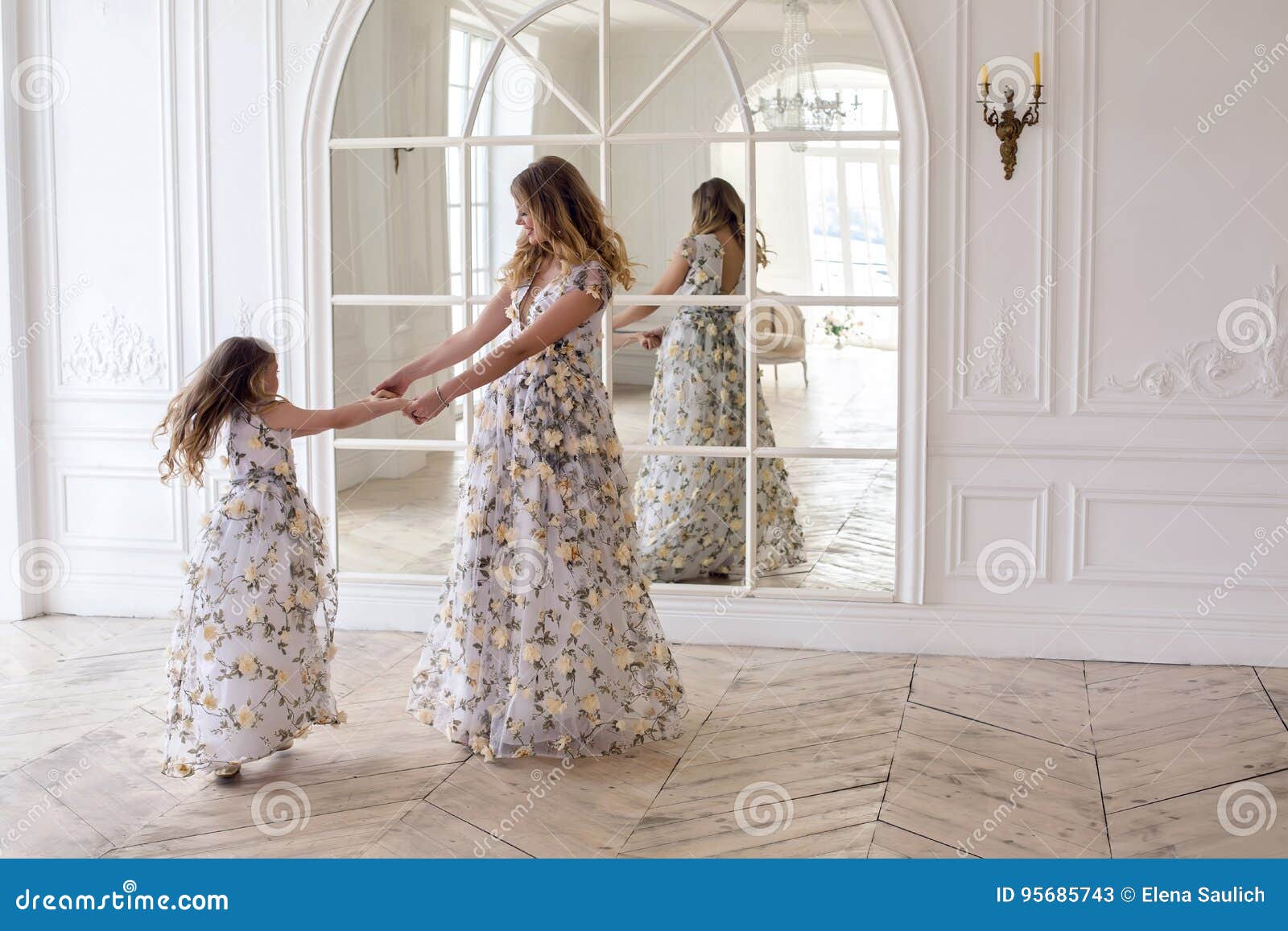 Танец мамы и дочери