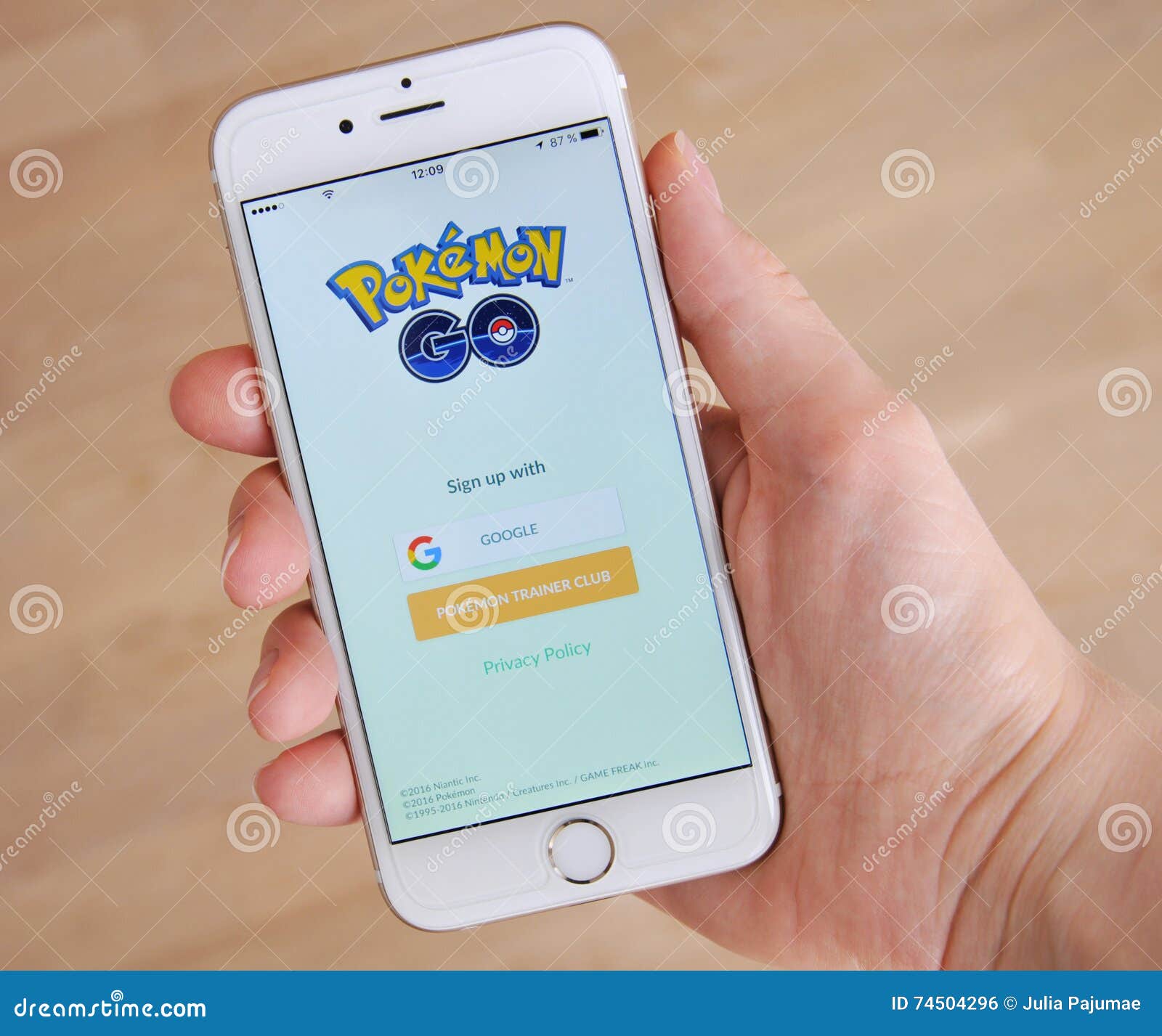 Таллин, Эстония - 18-Ое Июля 2016: Pokemon Go Свободно-К-Игра, GPS.