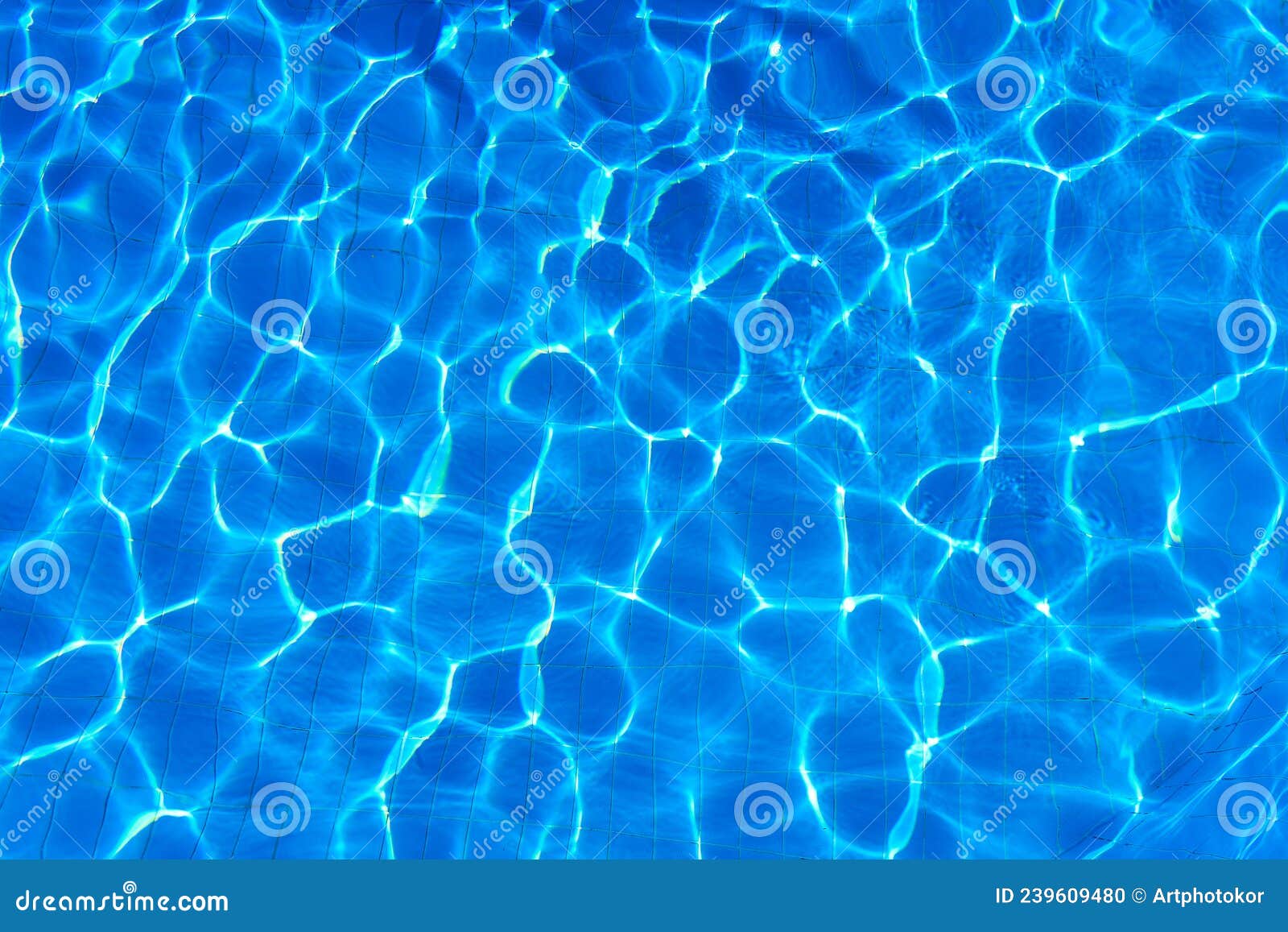 текстура воды в открытом бассейне. световой рисунок на воде на фоне синих  плиток Стоковое Фото - изображение насчитывающей любознательно, часть:  239609480