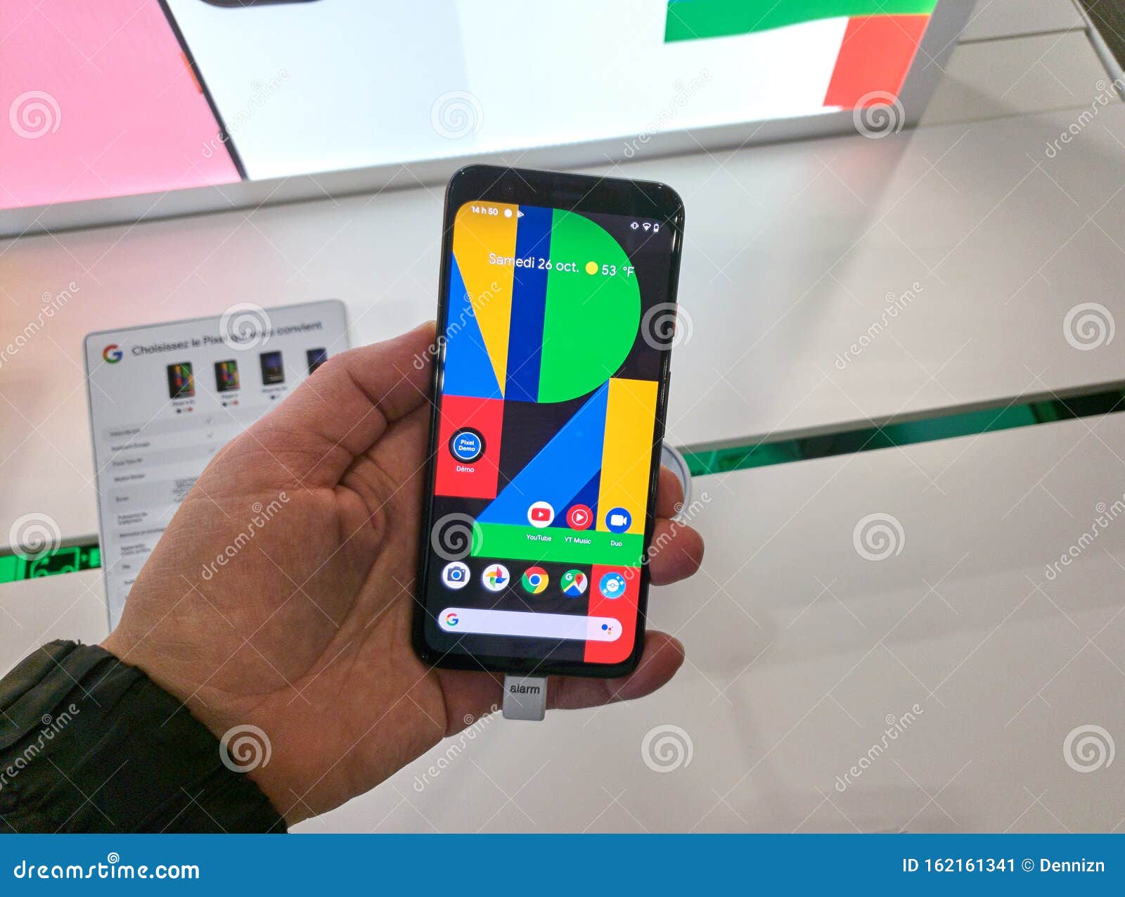 Телефон Google Pixel 4 в руке Редакционное Фото - изображение насчитывающей  приложение, социально: 162161341