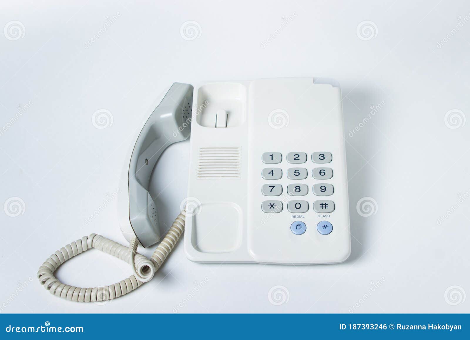 Телефон Landline на белом фоне. В аппарате находится рядом с телефоном.  Стоковое Фото - изображение насчитывающей сообщение, офис: 187393246