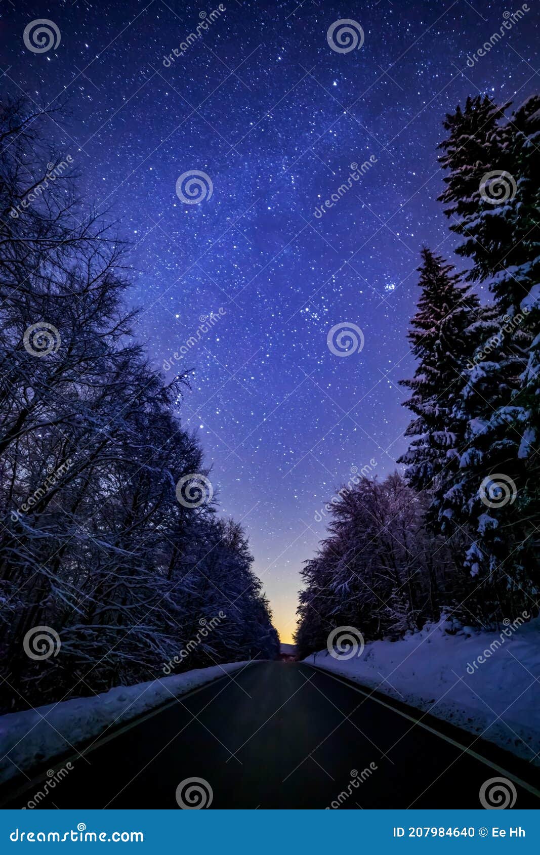 Темная ночь зимы стоковое фото. изображение насчитывающей путь - 207984640