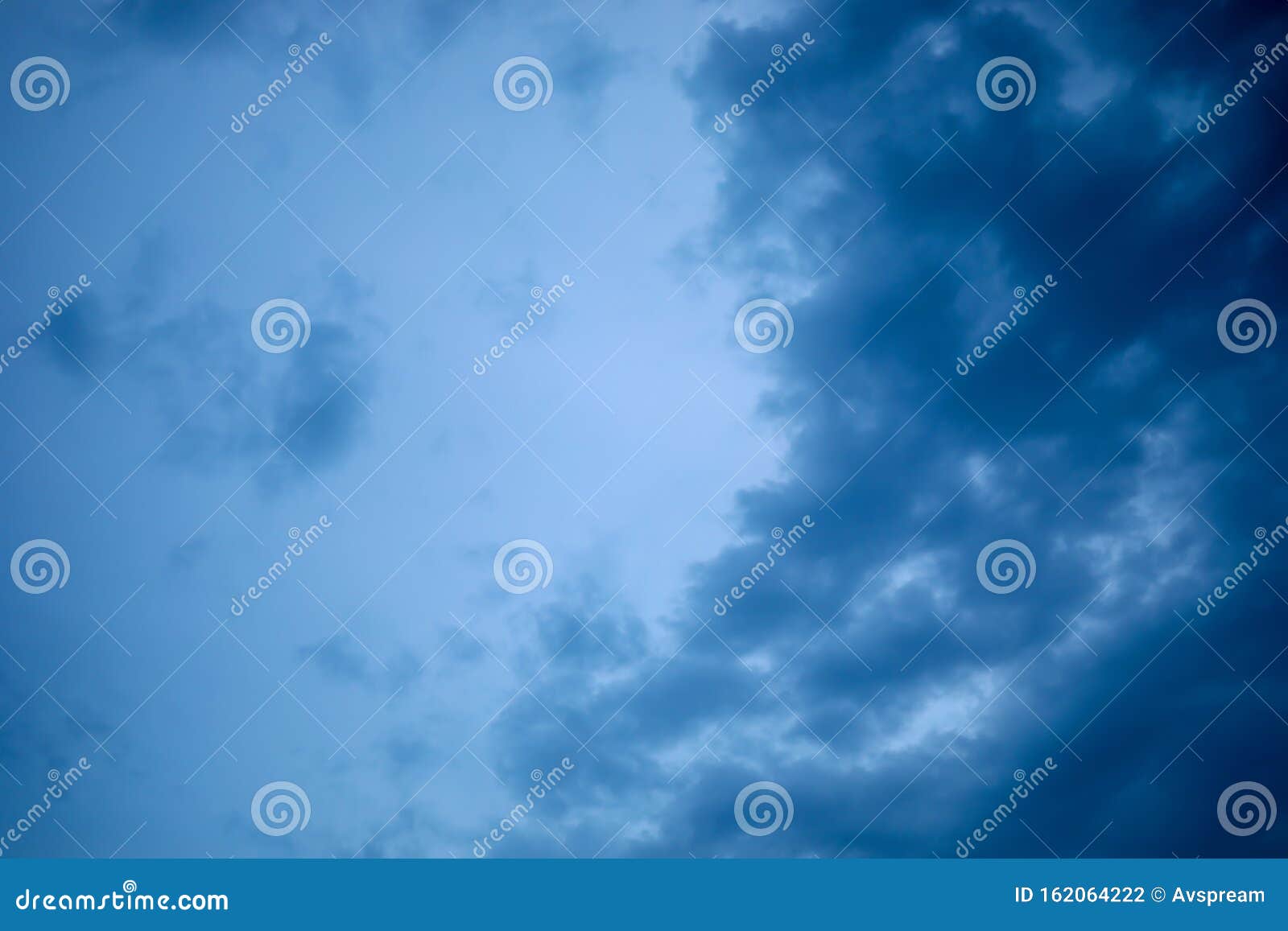 темно-синее облако с белым небом, фон и вечернее время Стоковое Фото -  изображение насчитывающей пасмурно, сценарно: 162064222