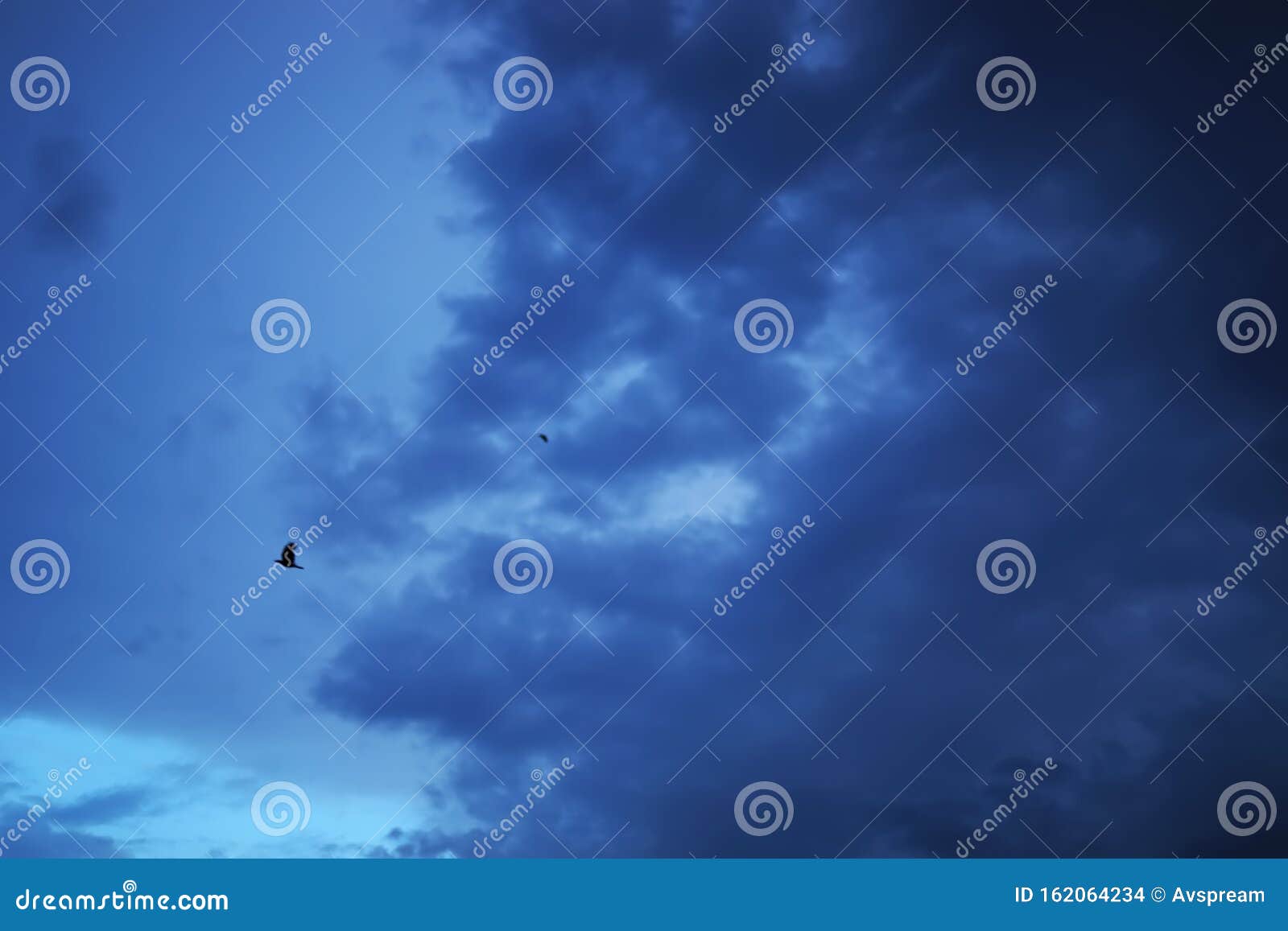 темно-синее облако с белым небом, фон и вечернее время Стоковое Фото -  изображение насчитывающей ландшафт, рай: 162064234