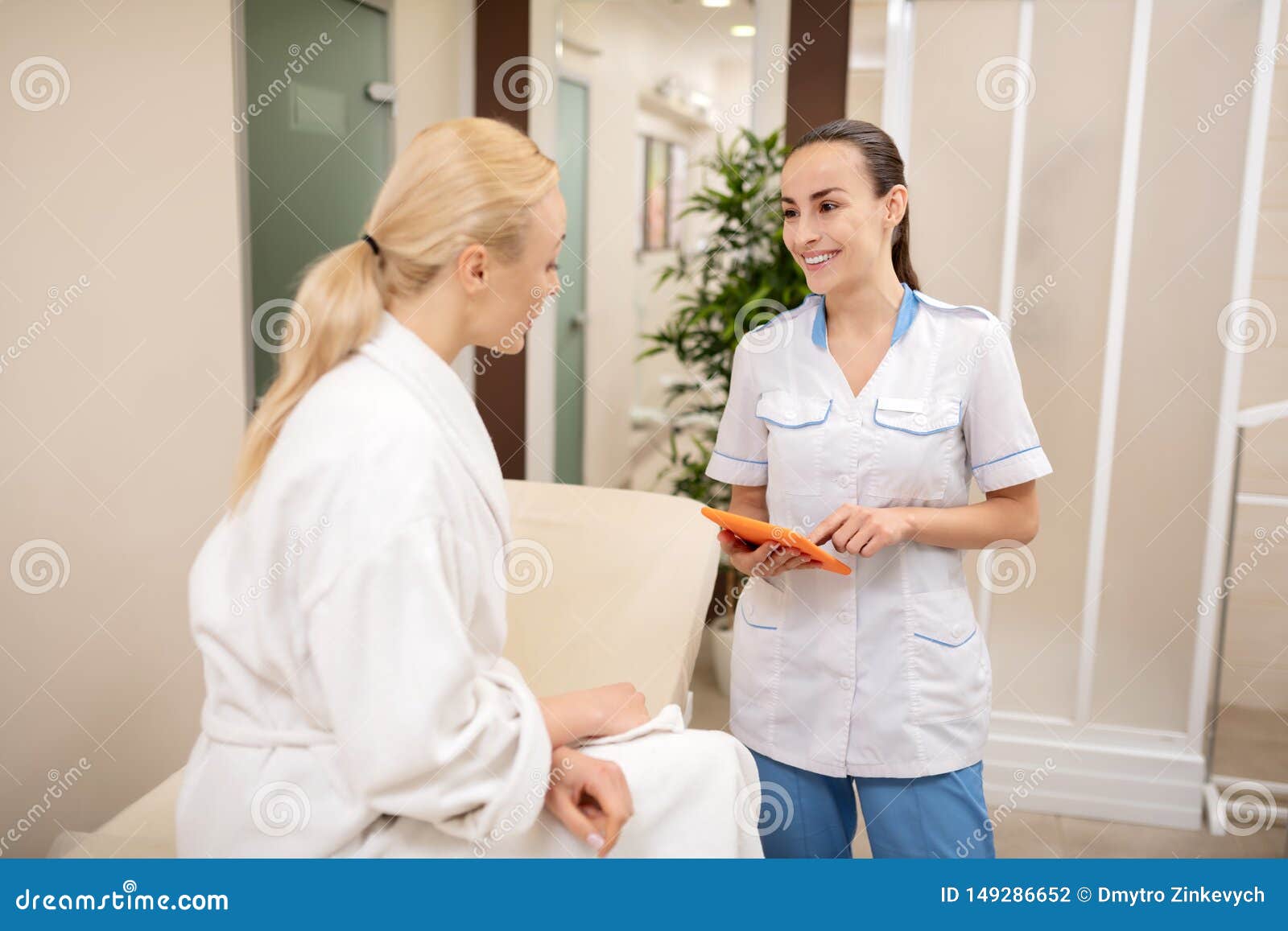 Темноволосая Медсестра С Пациентами