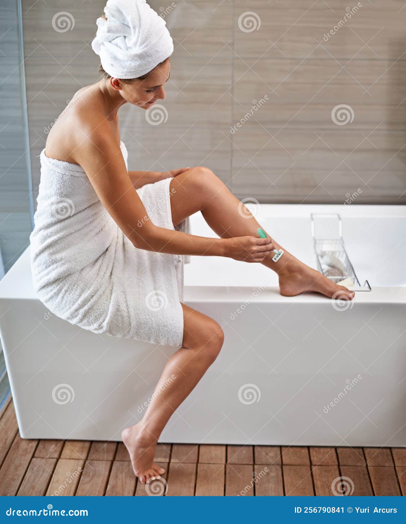 Шалава Теперь это почти шалава молодая женщина, бреющая ноги в ванной. Стоковое  Изображение - изображение насчитывающей пена, довольно: 256790841