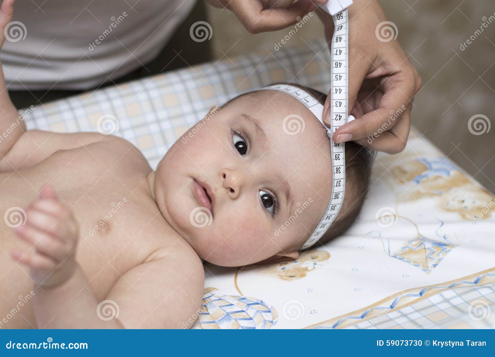Маленькая окружность головы. Измерение головы новорожденного. Антропометрия новорожденного. Измерение окружности головы у новорожденных. Измерение окружности грудной клетки у детей.