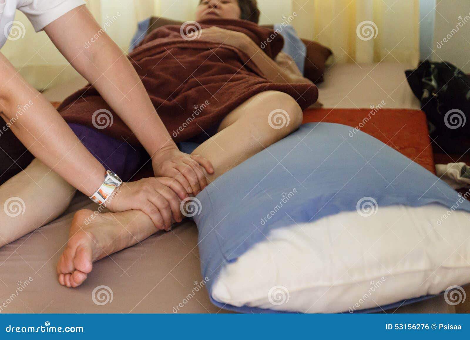 Сын делает мама массаж видео. Ноги матери массаж. Массаж ступней маме. Мамины ноги массаж. Массаж ног бабушке.