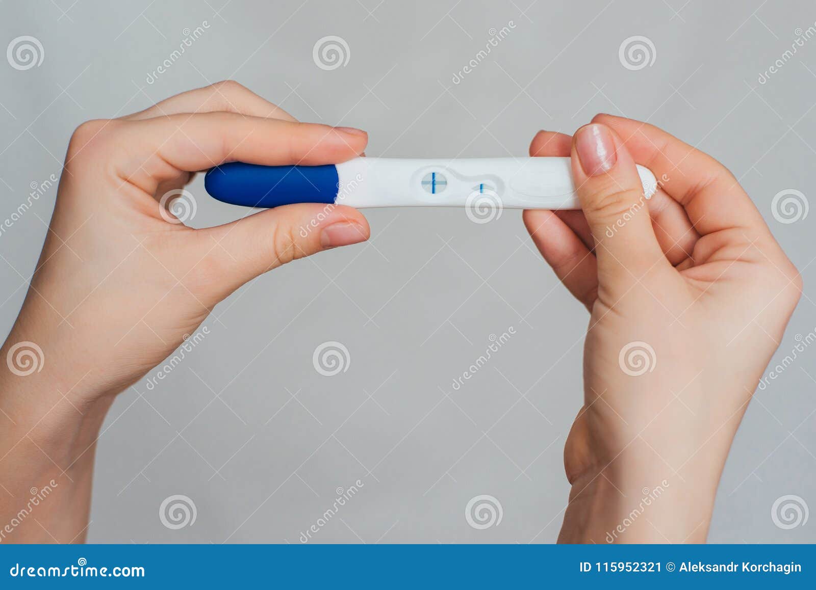 Градусник беременность. Тест 2 полоски в руке. Рука с тестом на беременность. Девушка с тестом на беременность в руках. Тест на беременность в руке.