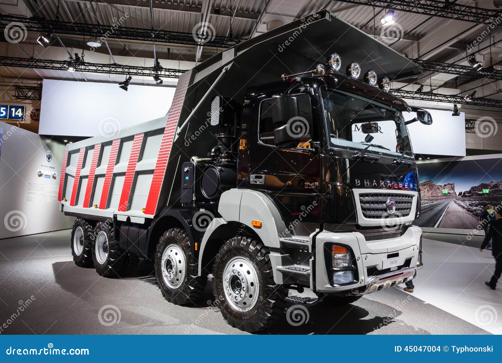 Тележка Daimler Индии СМ BharatBenz 3143 Редакционное Стоковое Изображение  - изображение насчитывающей корабль, индийско: 45047004