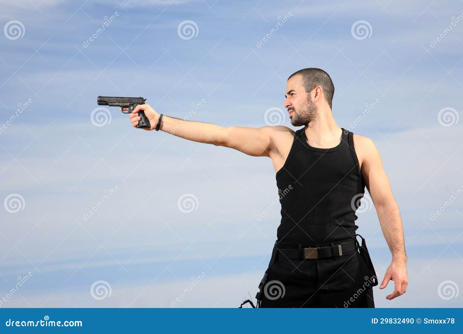 мужчина целится из пистолета. ав. солдат с автоматом. солдат спиной с оружием. вытянутая рука с пистолетом.