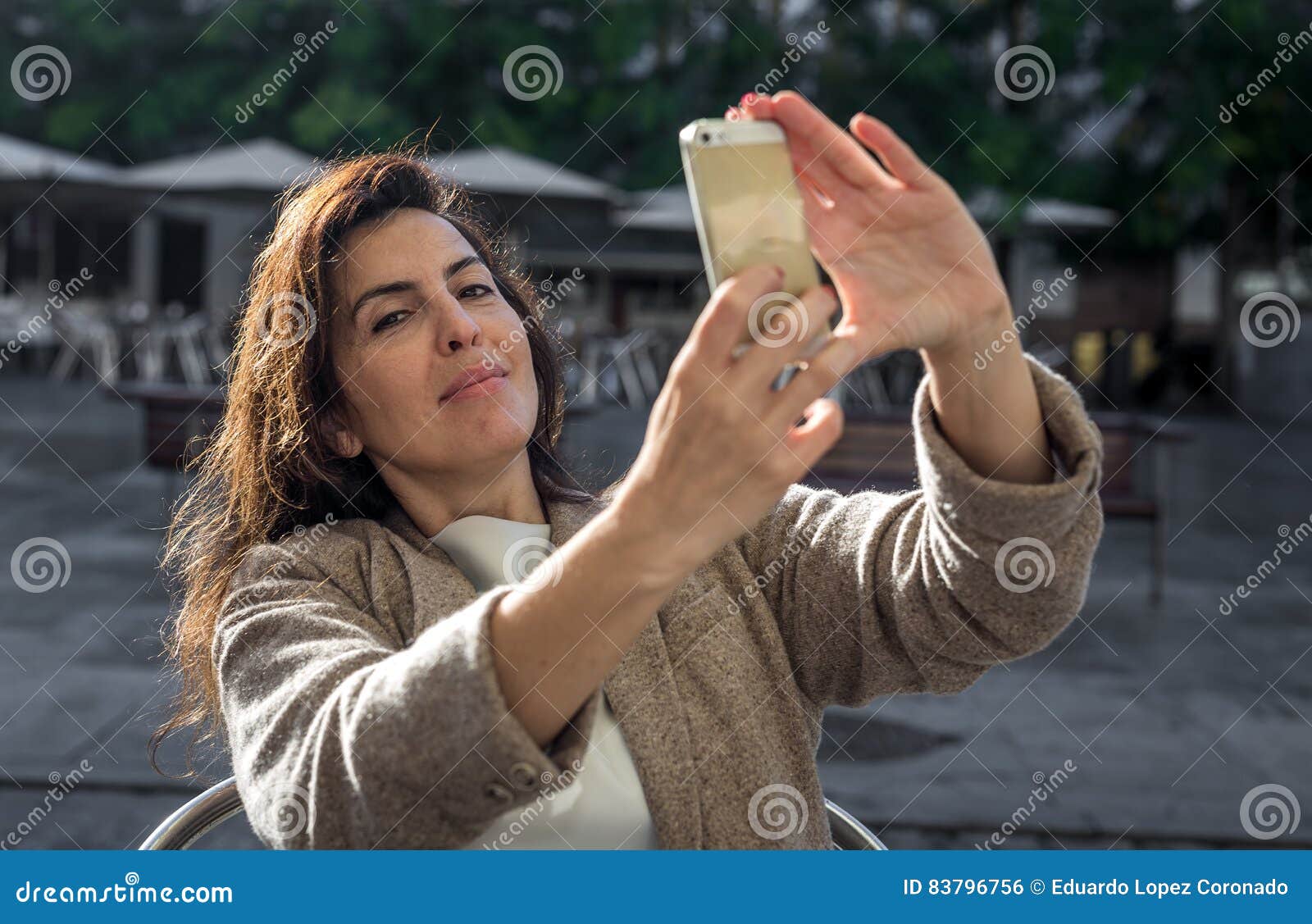 40-ти летняя женщина принимая Selfie Стоковое Фото - изображение  насчитывающей телефон, город: 83796756